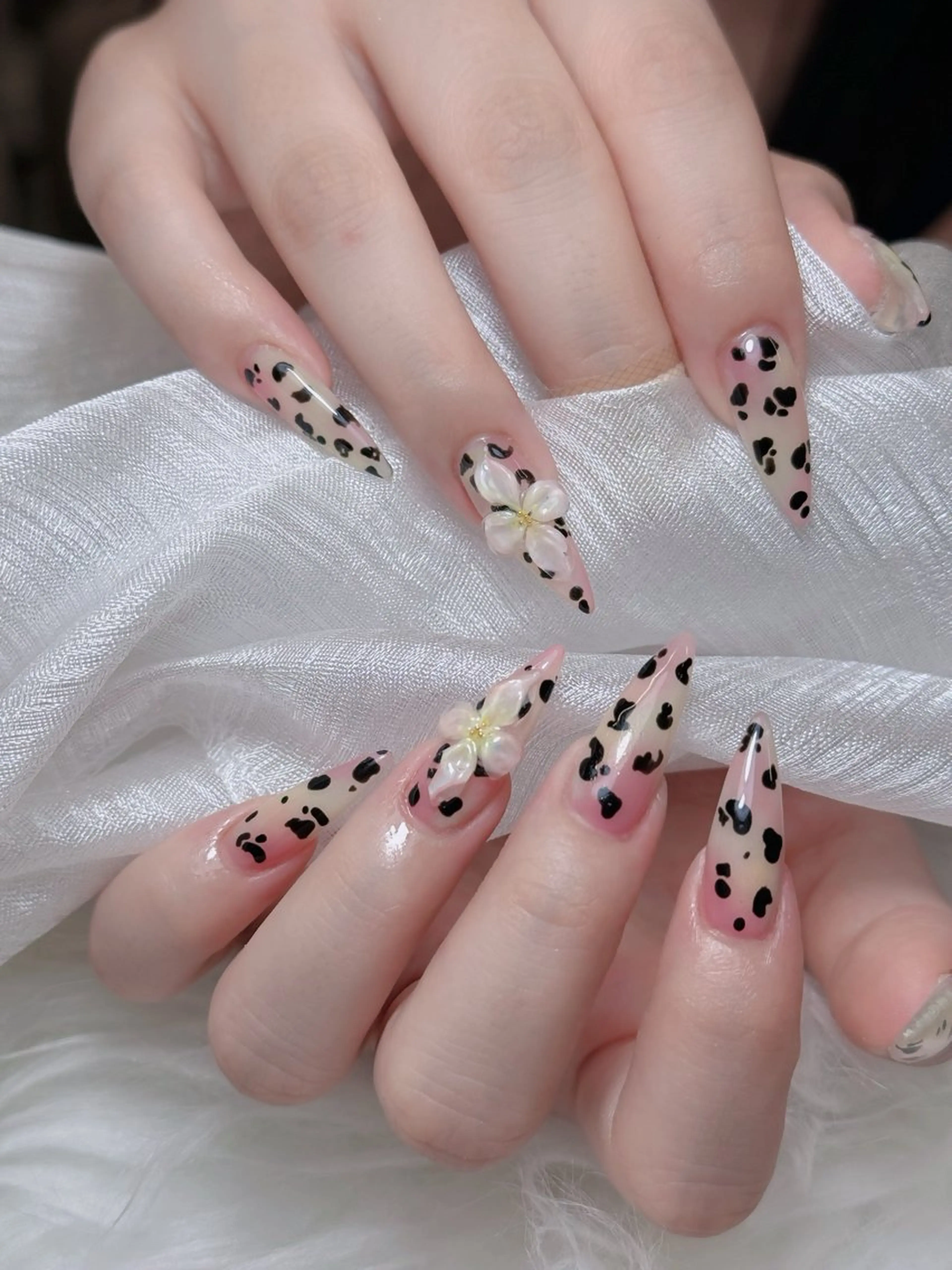 ネイル オーロラネイル チークネイル フットネイル フレンチネイル 韓国ネイル ハンドネイル Lumi Nail 新大久保3‘のネイルデザイン