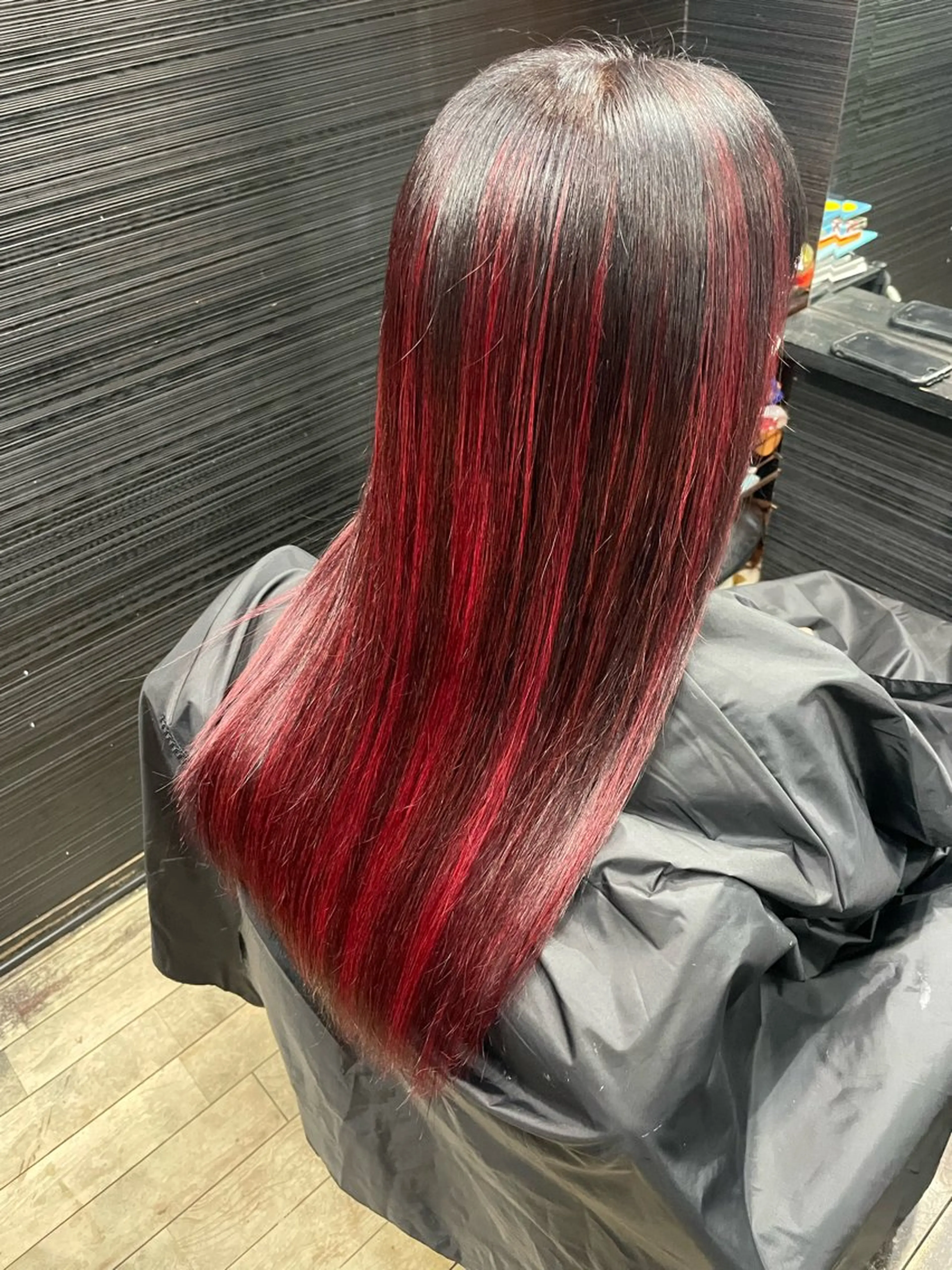 セミロング カラー ハイライトカラー レッドカラー ハイライト トリートメント カット ヘアカラー VERONIQUE所属・山本 雅由のヘアスタイル