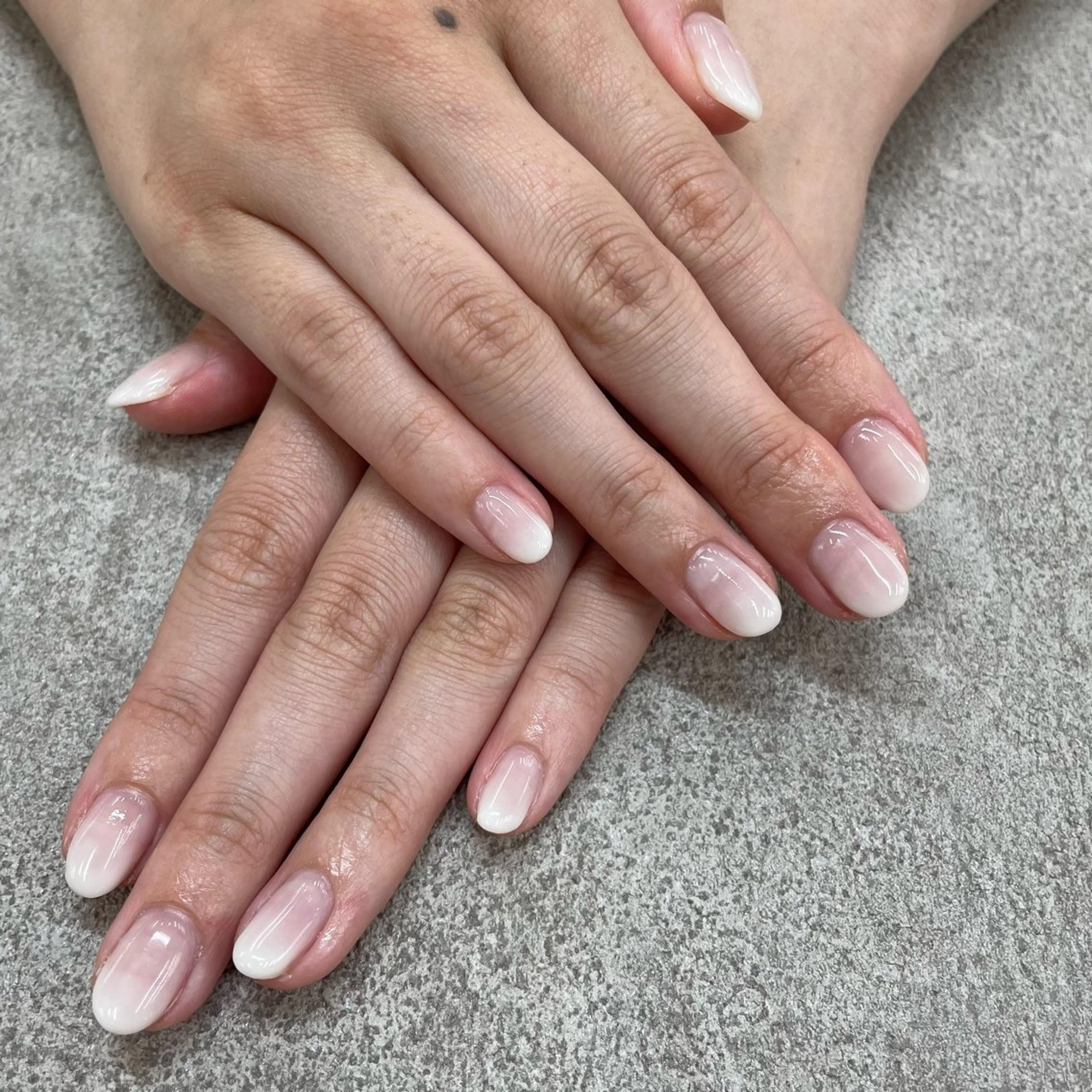 ネイル グラデーション ピンク シンプルネイル ホワイト MAXKELLY EMIのネイルデザイン