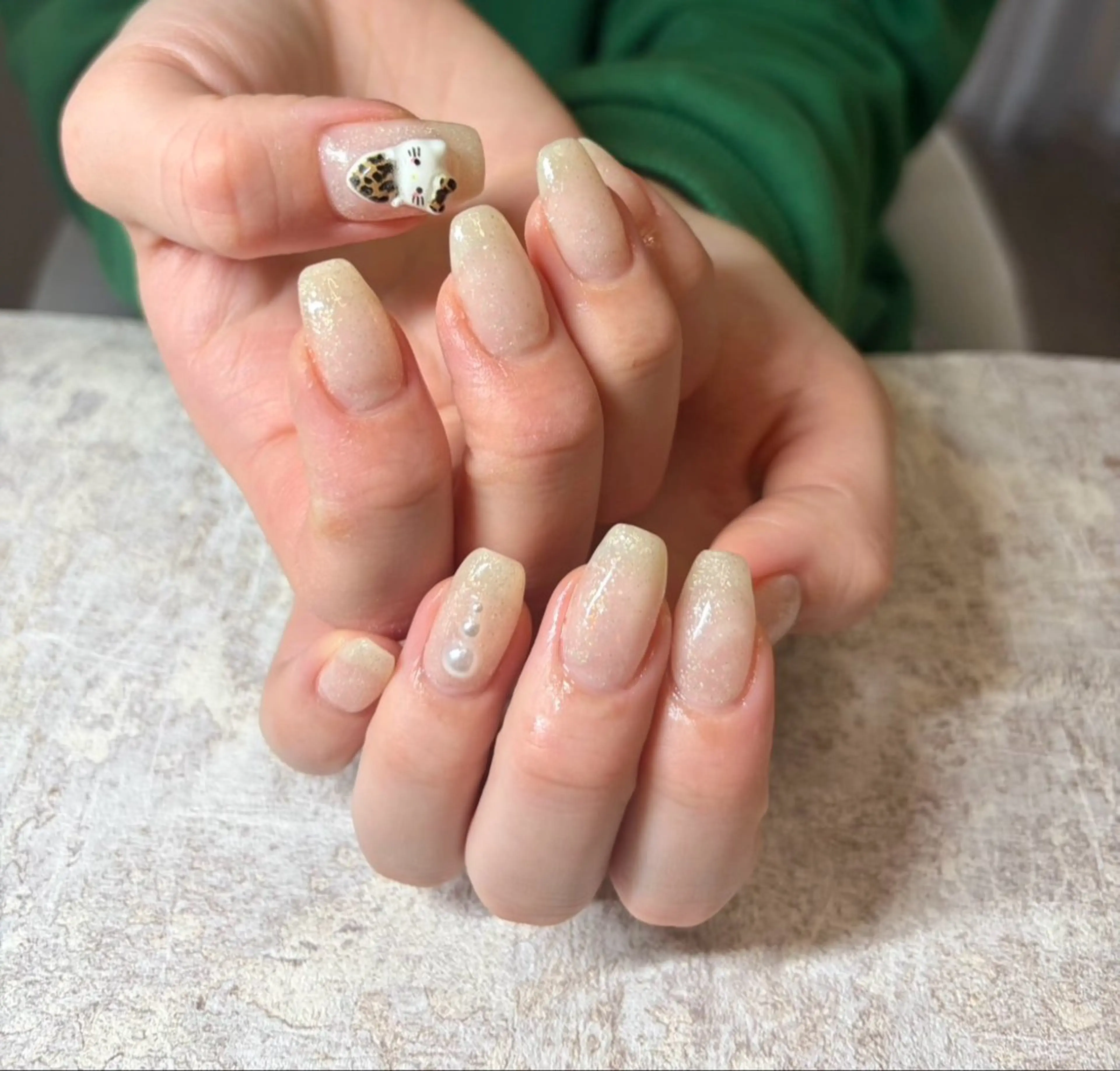 ネイル ラメ(グリッター) シンプルネイル ロエ所属・Lowé いちごのネイルデザイン