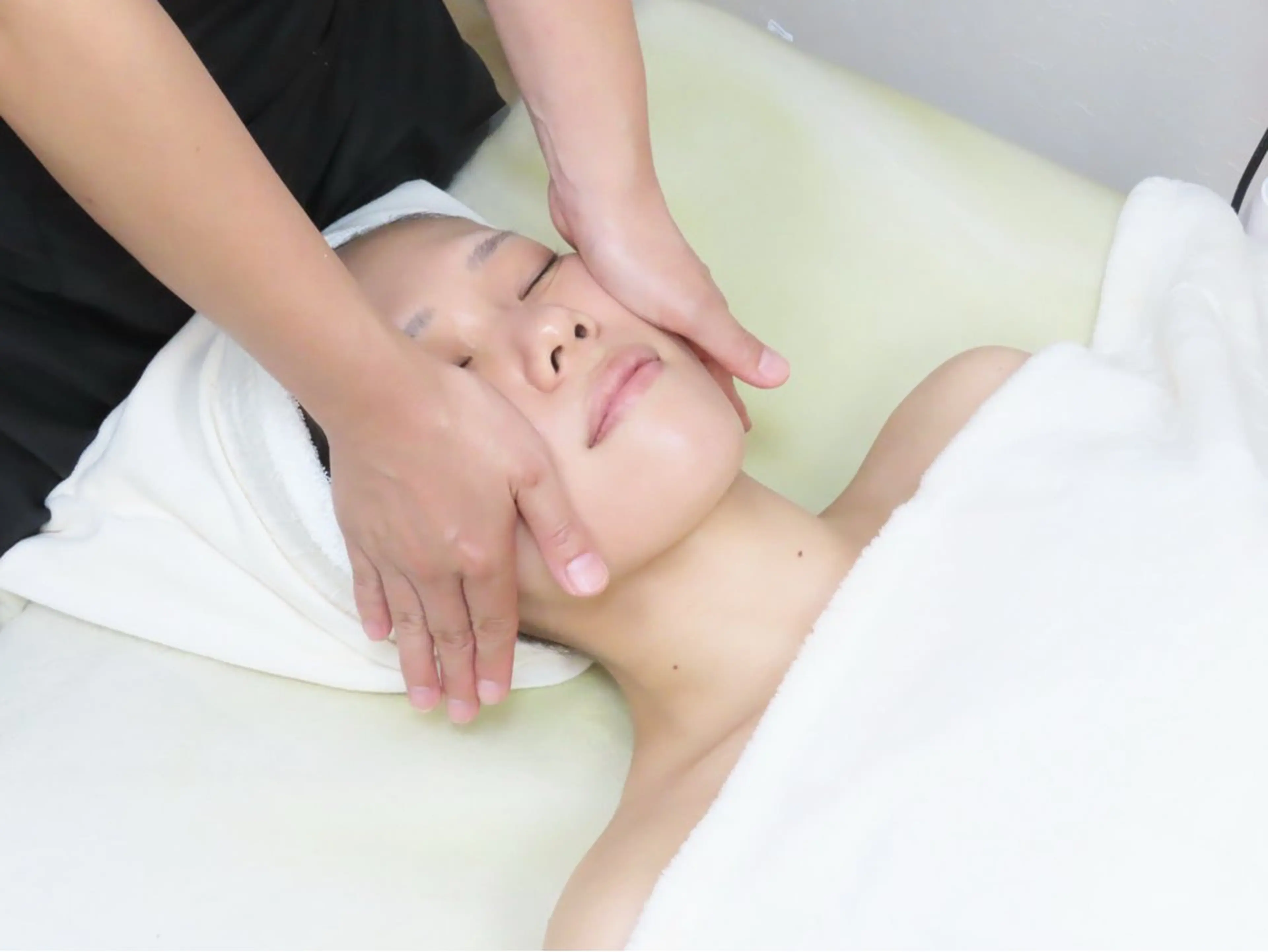 【平日限定とにかく小顔】小顔コルギ+美白石膏パック60分+ヘッドコルギ10分の写真