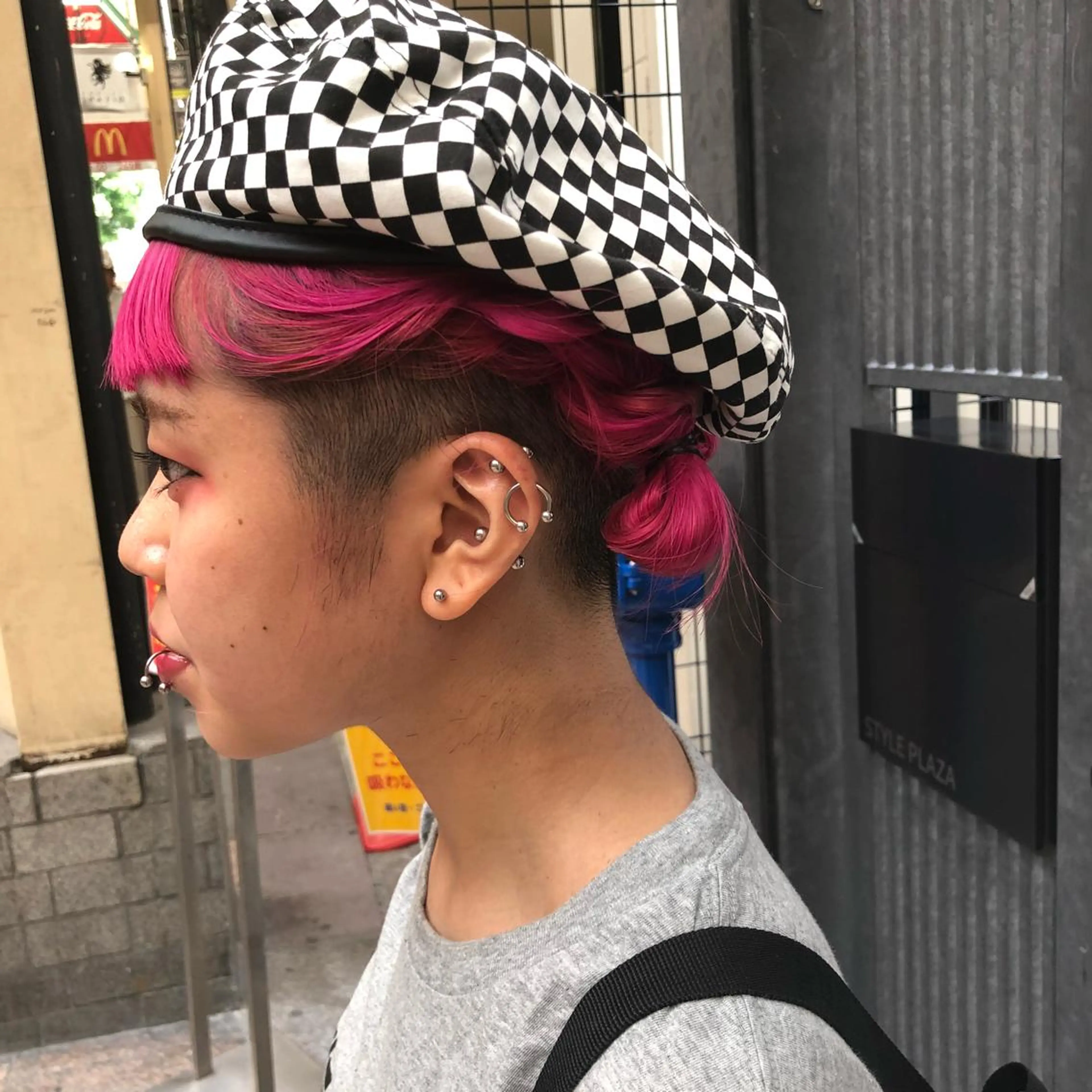 ミディアム カラー ウルフカット／吉村 桃子のヘアスタイル