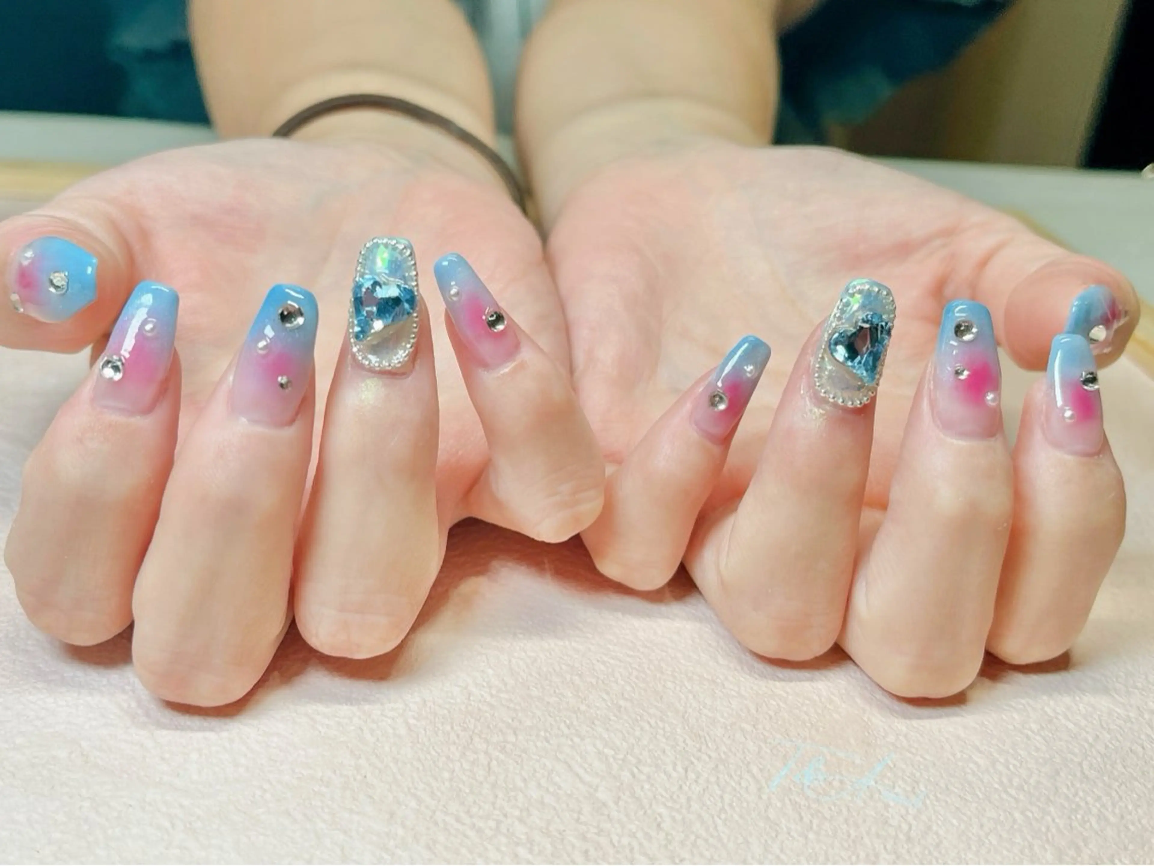 ネイル チークネイル 長さ出し ジェルネイル ハート 水色 ハンドネイル T&A nailのネイルデザイン