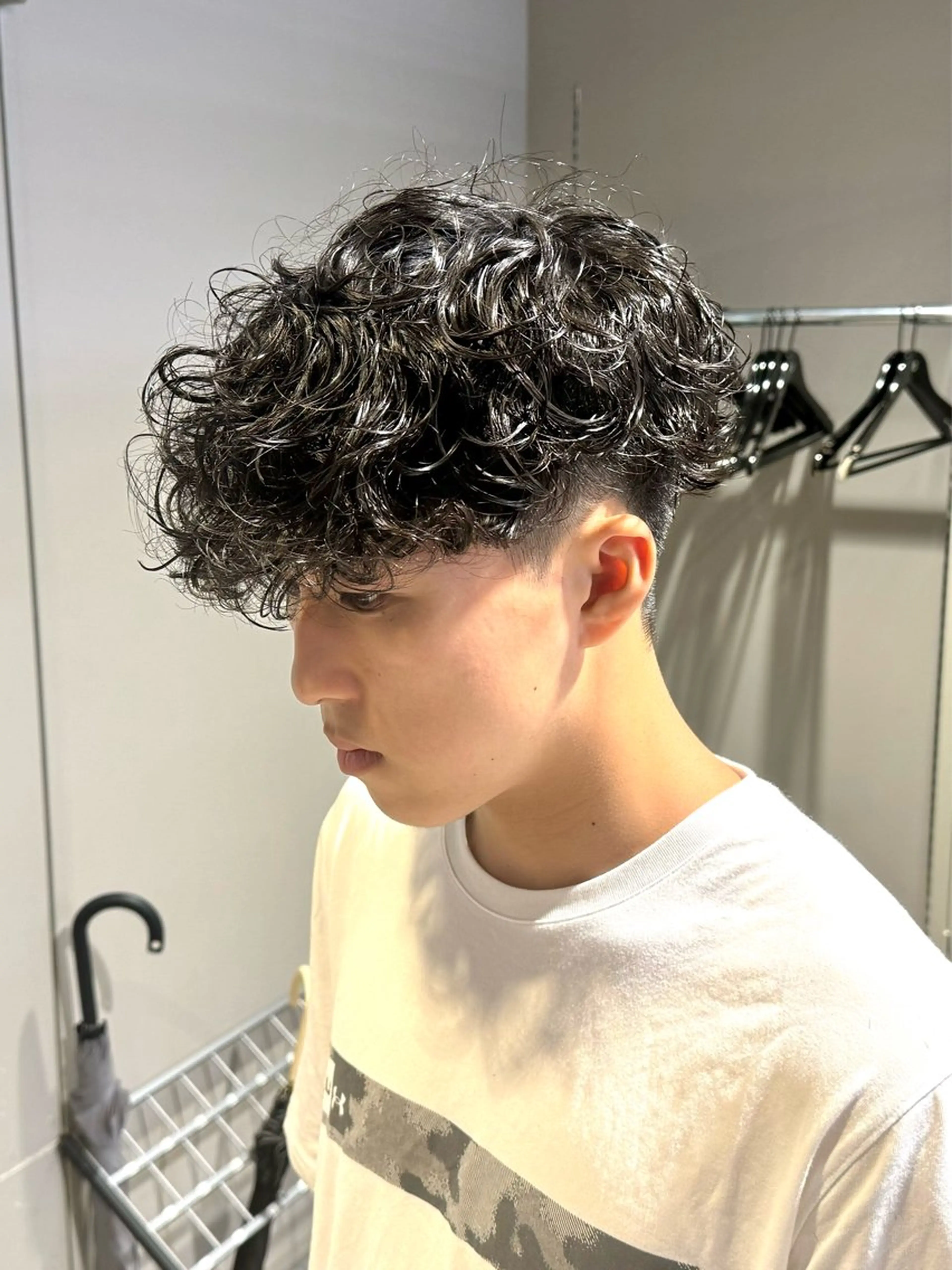 ミディアム パーマ ヘアアレンジ メンズ ミディアムパーマ メンズパーマ スペインカール カット パーマ トリートメント ヘッドスパ ヘアセット 顔まわりカット の達人のヘアスタイル