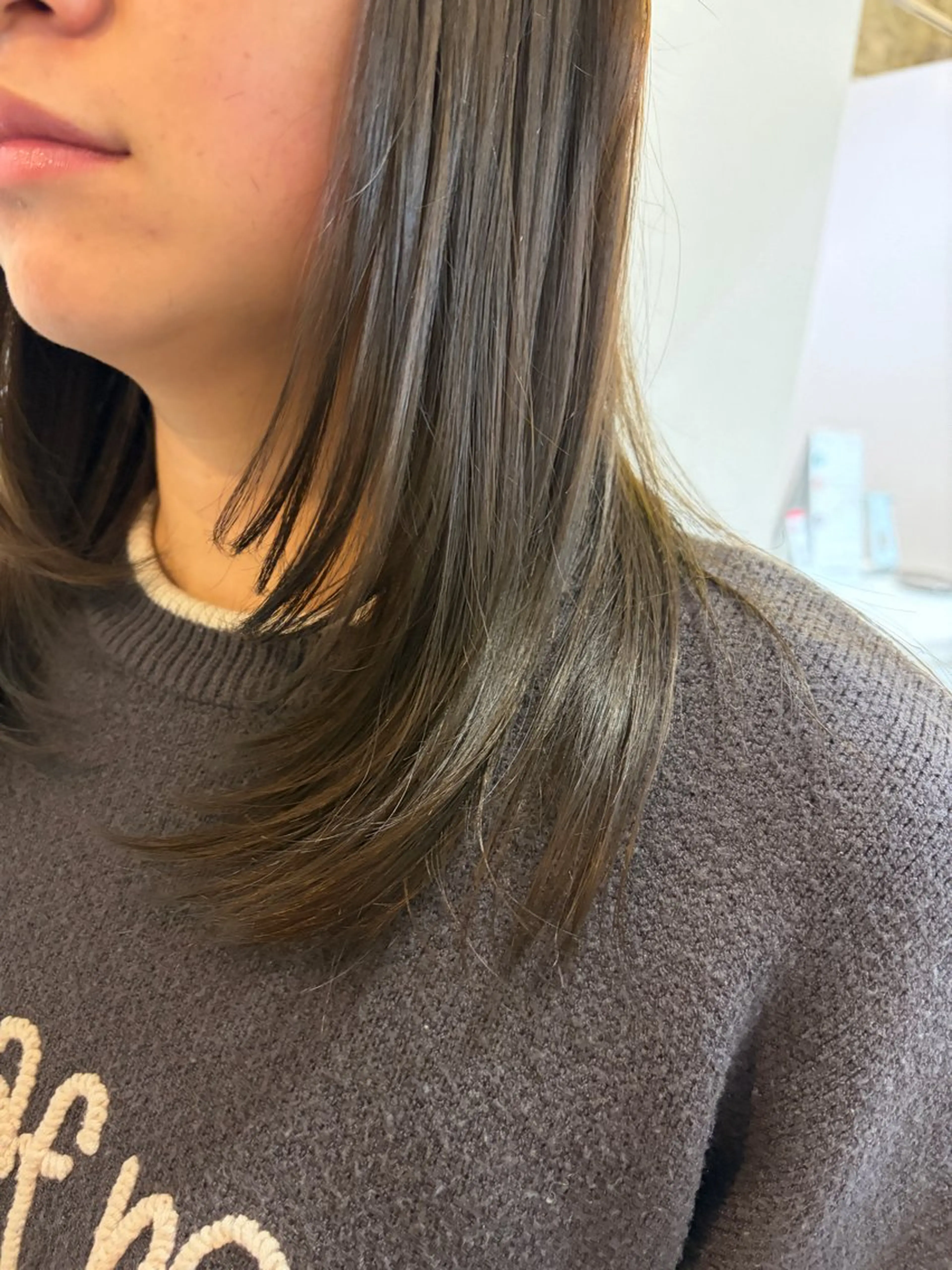 ミディアム 顔まわりレイヤー 顔周りカット レイヤーカット UNBIRTHDAY amiのヘアスタイル