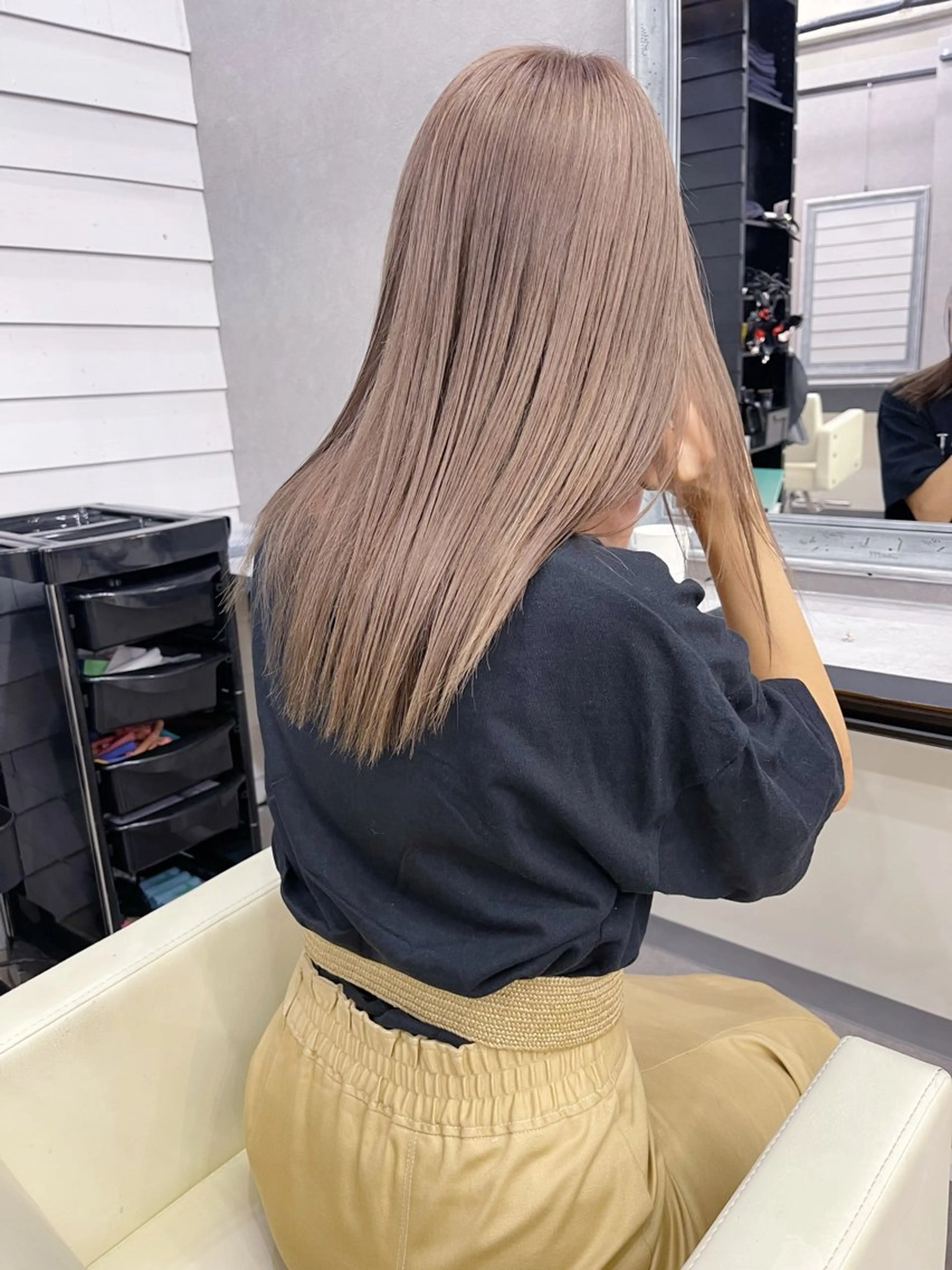 セミロング カラー ベージュカラー ミルクティーベージュ AiM 大名　似合わせカットのヘアスタイル