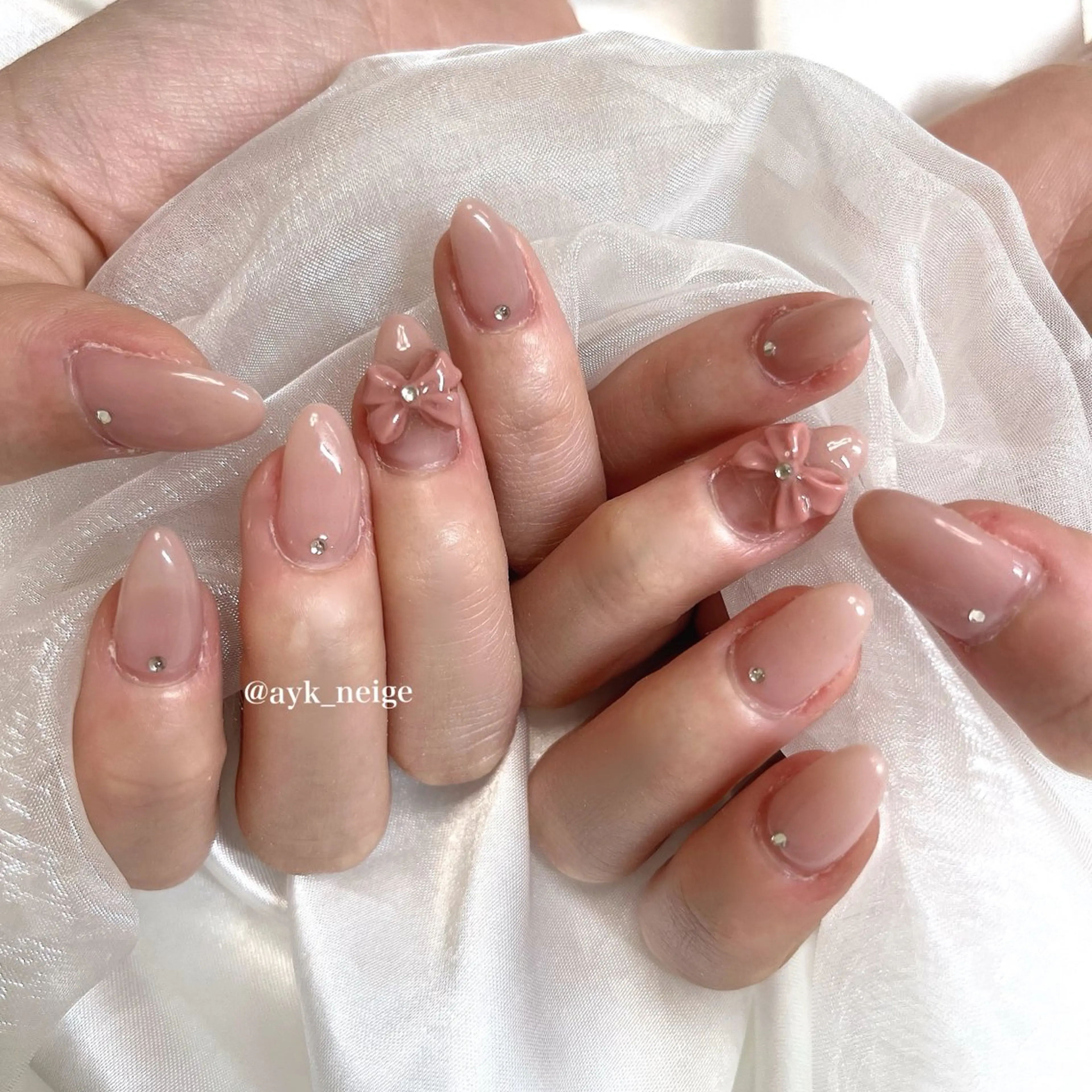 ネイル フットネイル キラキラネイル 韓国ネイル リボン シンプルネイル n'eige nail所属・大谷 綾香のネイルデザイン