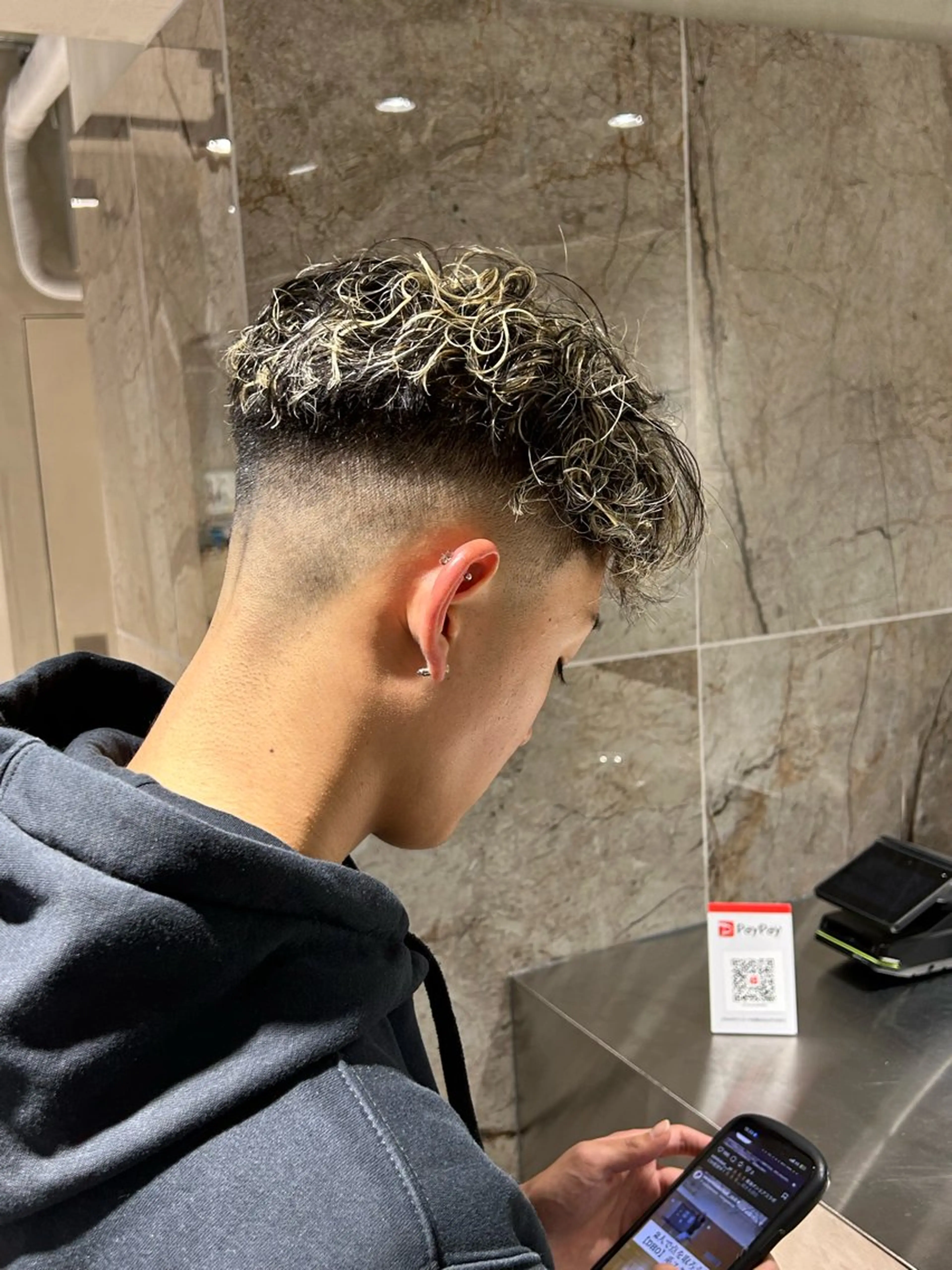 ミディアム メンズ フェードカット メンズハイライト ハイライト カット ヘアカラー パーマ 【明大前フェード/ メンズパーマ/岳】のヘアスタイル