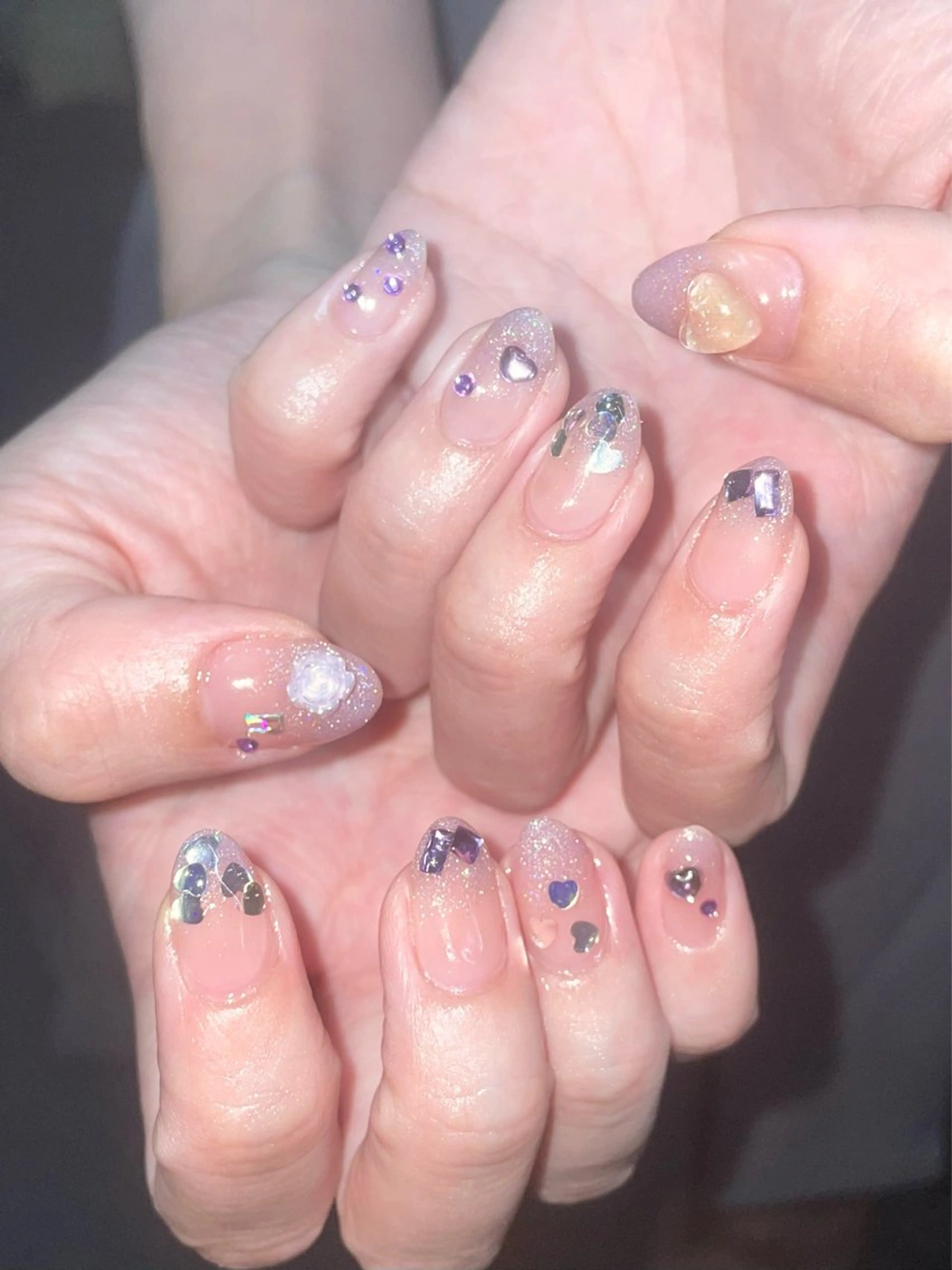 ネイル グラデーション ハート キラキラネイル ラメ(グリッター) ラメグラデーション ハンドネイル ハンドケア 🎀NAIL🎀 AI🪄︎︎◝✩のネイルデザイン