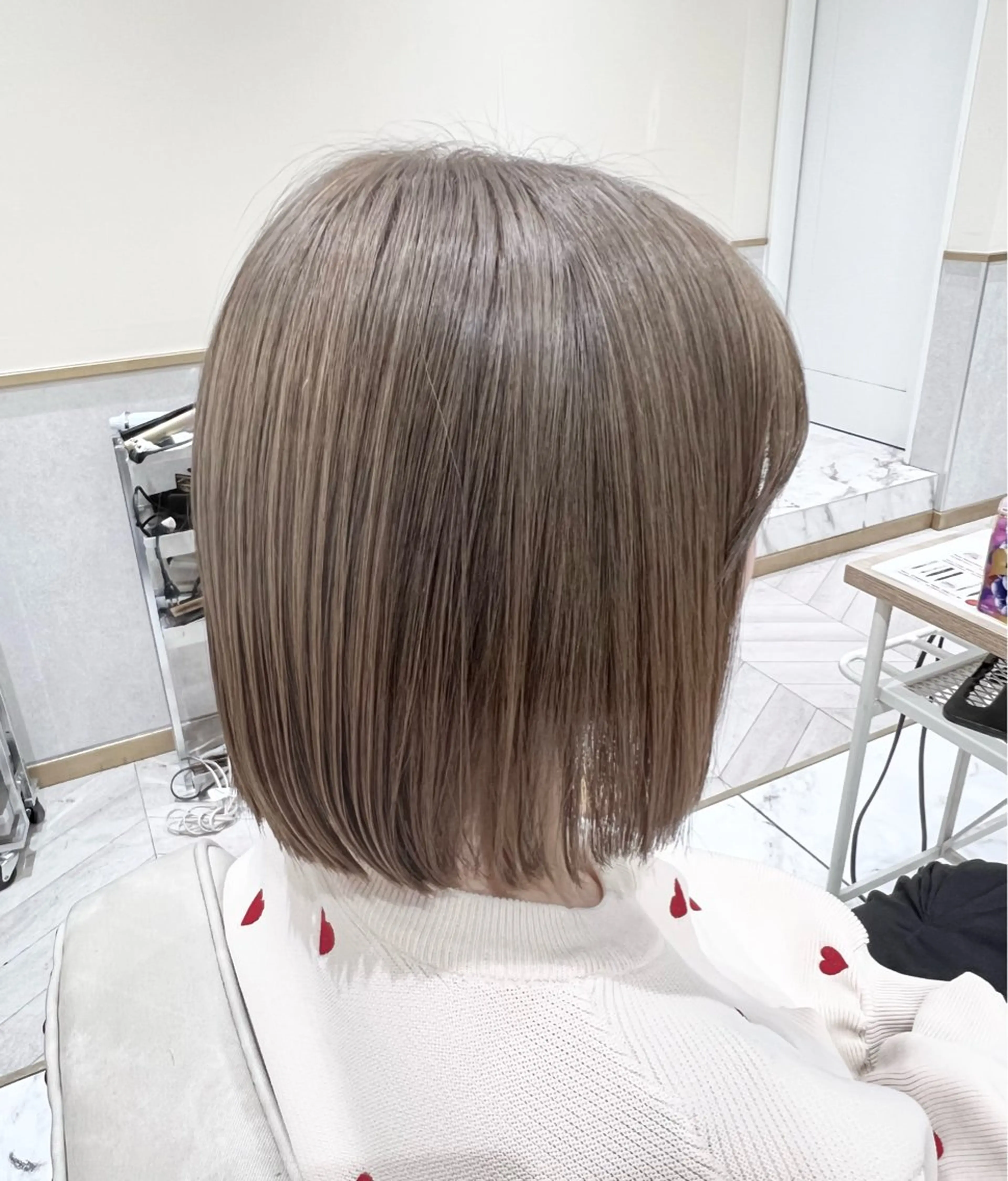 ショート カラー ブリーチ グレージュ ヘアカラー 学生人気no.1 🦋ナツミのヘアスタイル