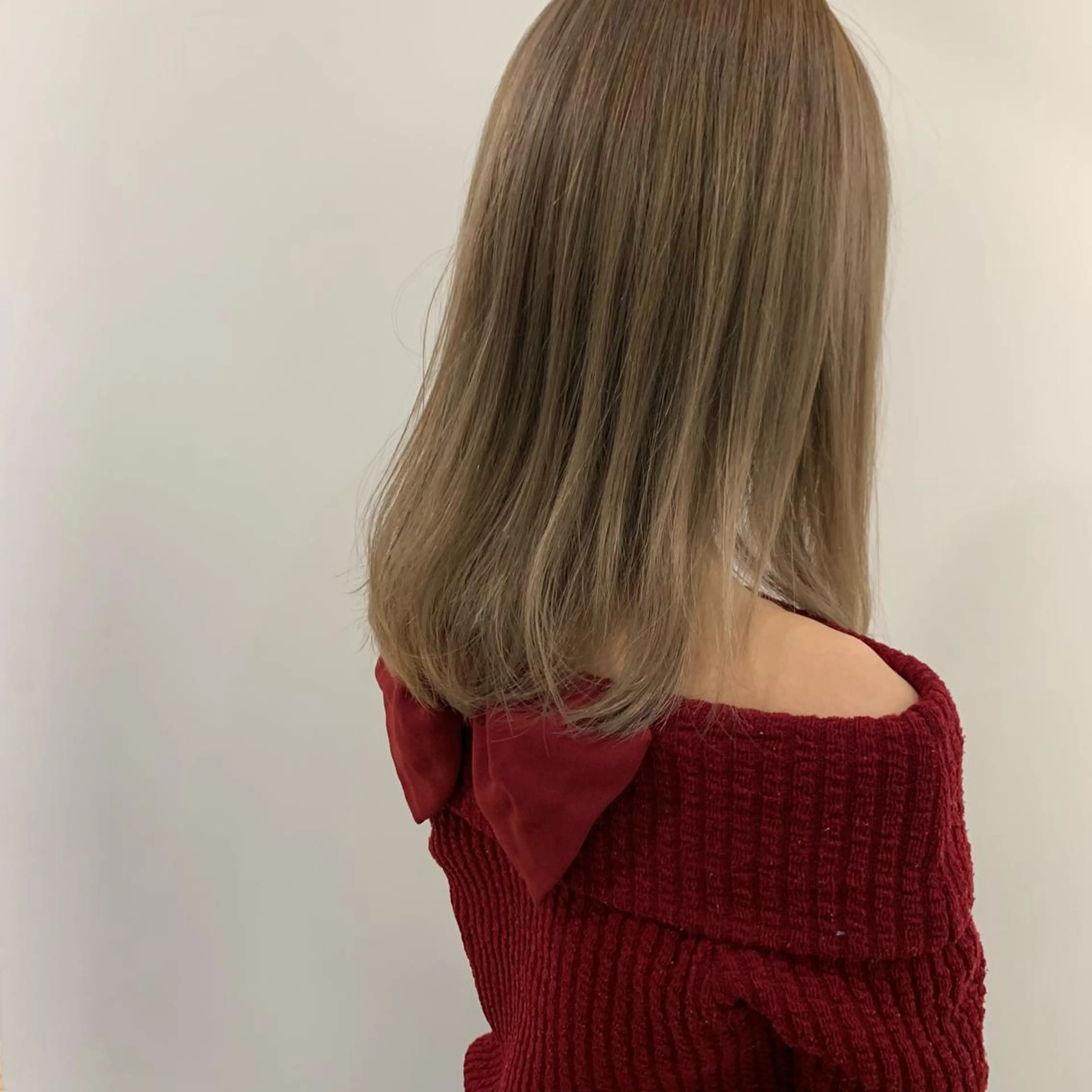 ミディアム カラー ベージュカラー ブリーチ 鈴木駿介 レイヤーカットのヘアスタイル