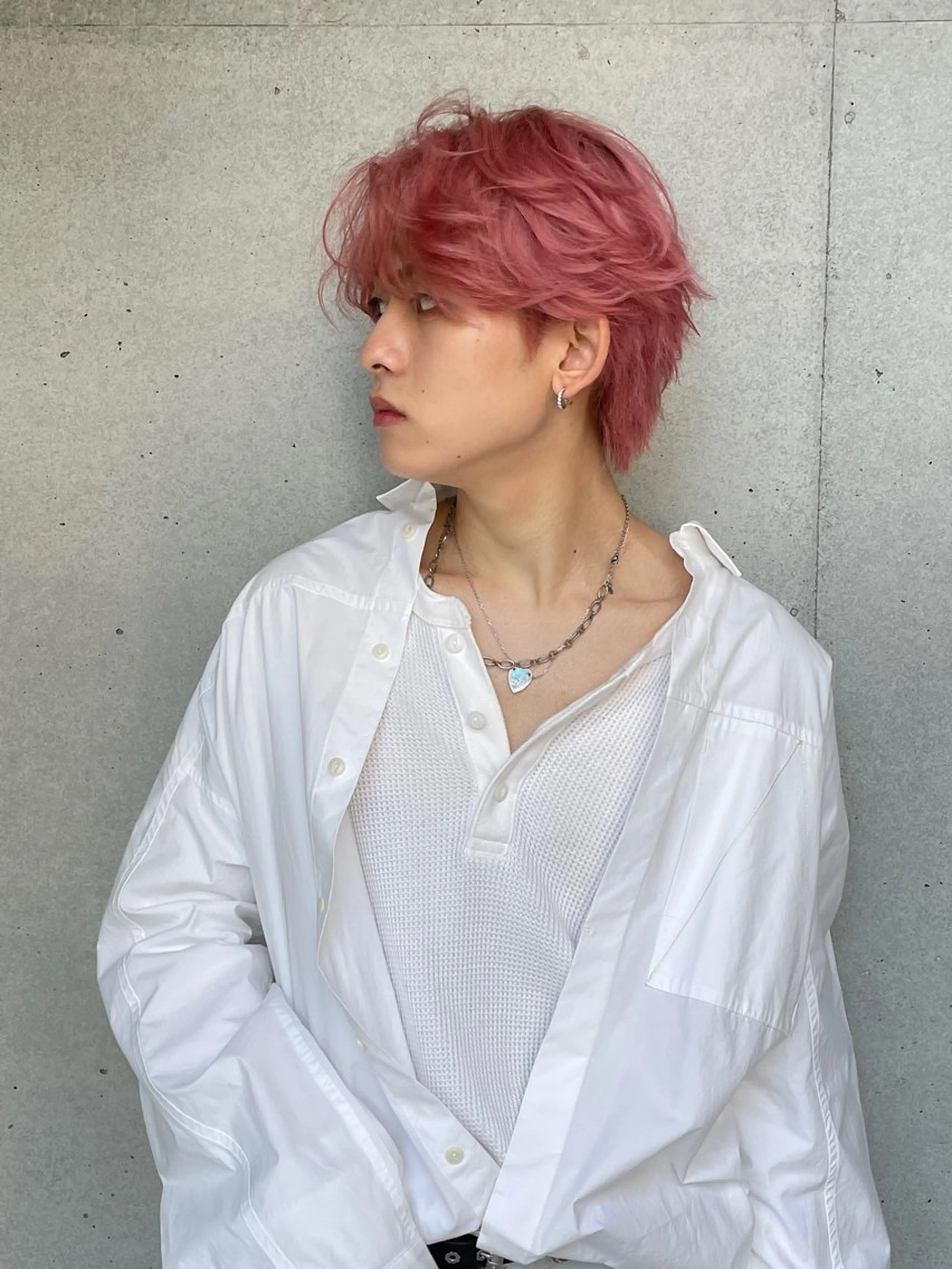 ショート カラー 愛加パーマ・レイヤー ・ピンクカラーのヘアスタイル