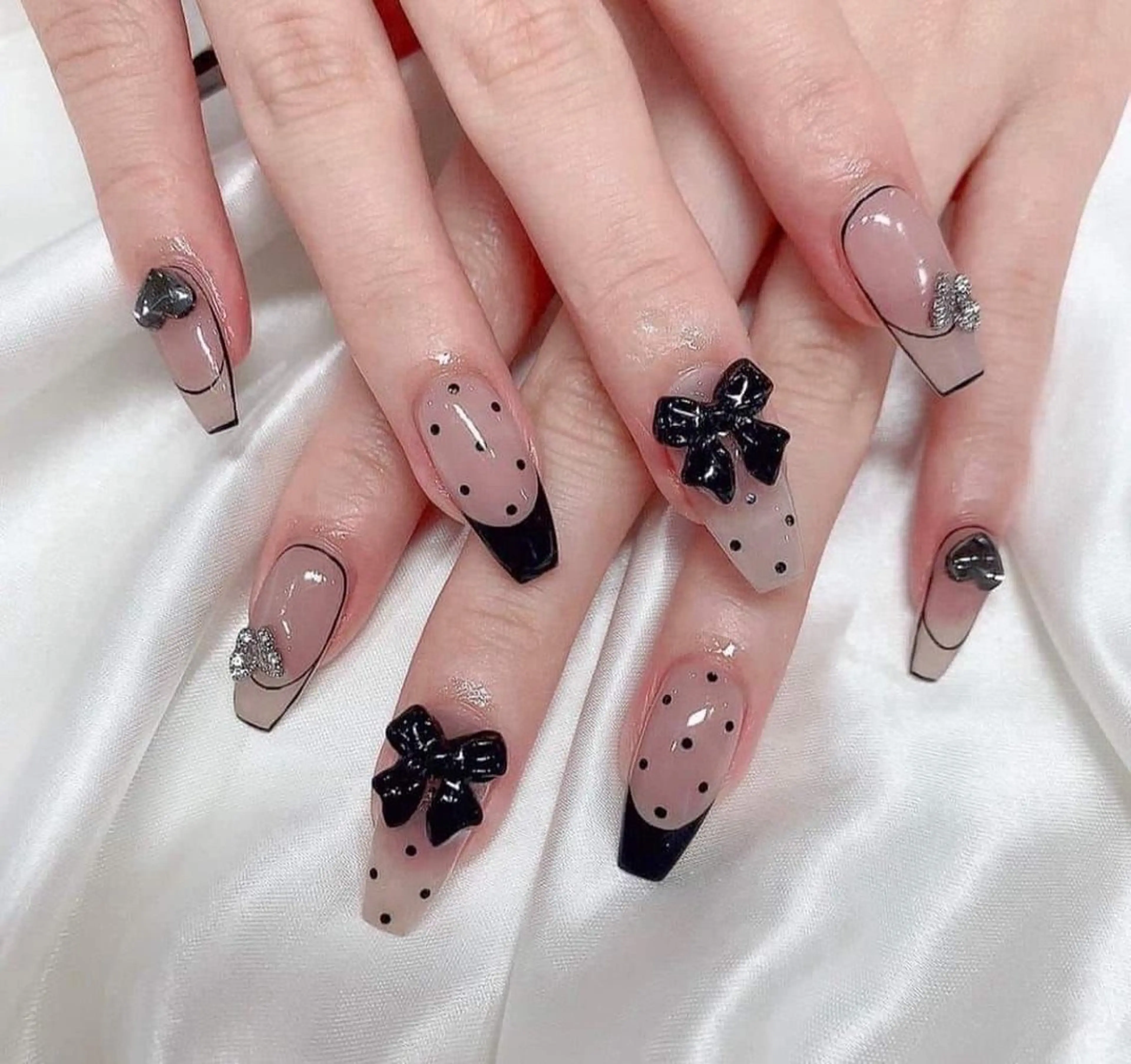 ネイル マグネットネイル ピンク ネイルチップ 冬ネイル クリスマス ハンドネイル Lee Nailsのネイルデザイン