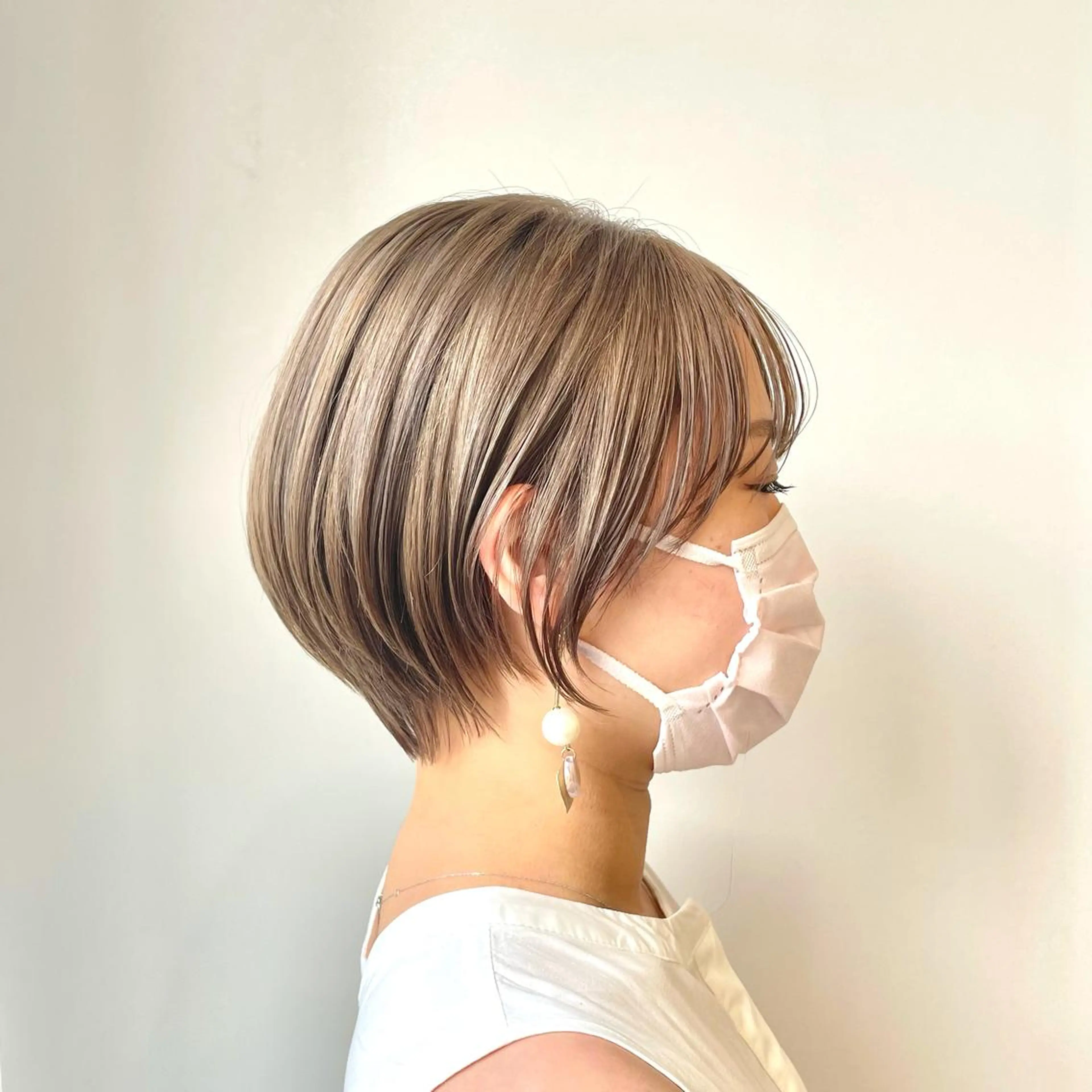 ショート カラー 丸みショート ブリーチ グレージュ ハイトーンカラー ショートヘア IT by ALBUM八王子店のヘアスタイル