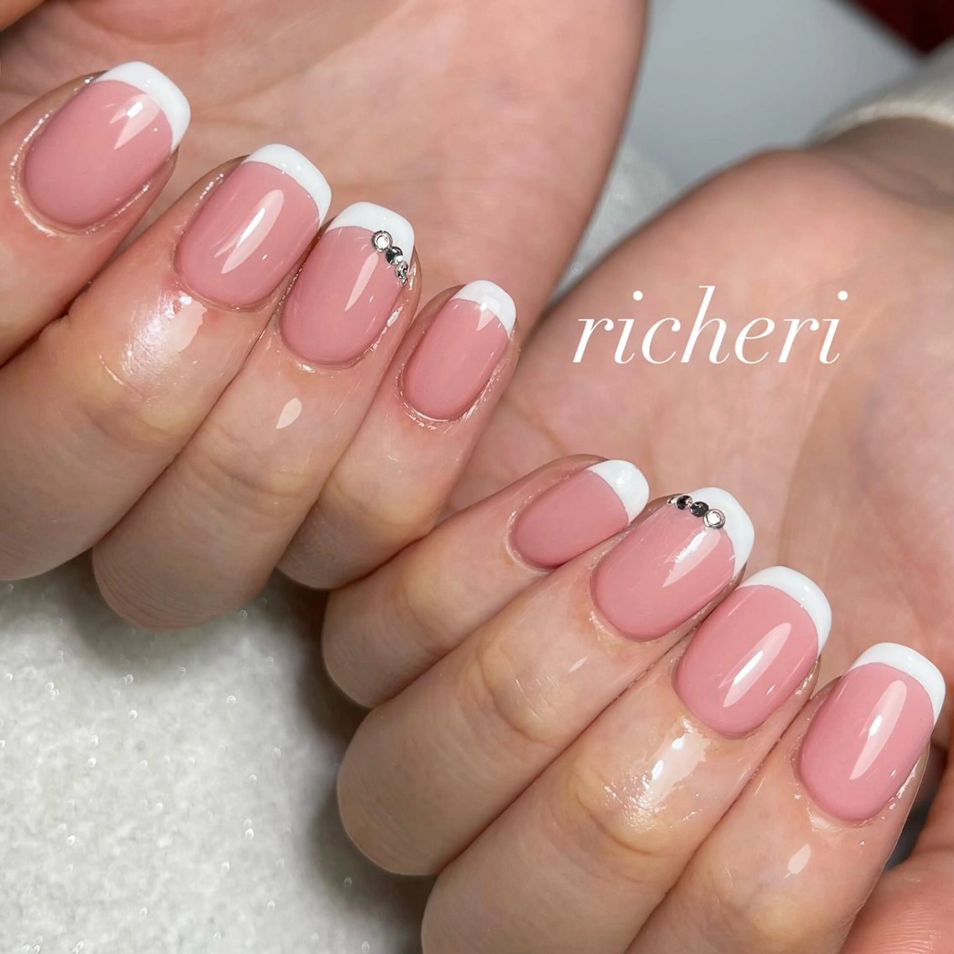 ミディアム ネイル 韓国風ヘア アートネイル フレンチネイル ジェルネイル キラキラネイル richeri beautyのエステ・リラクイメージ