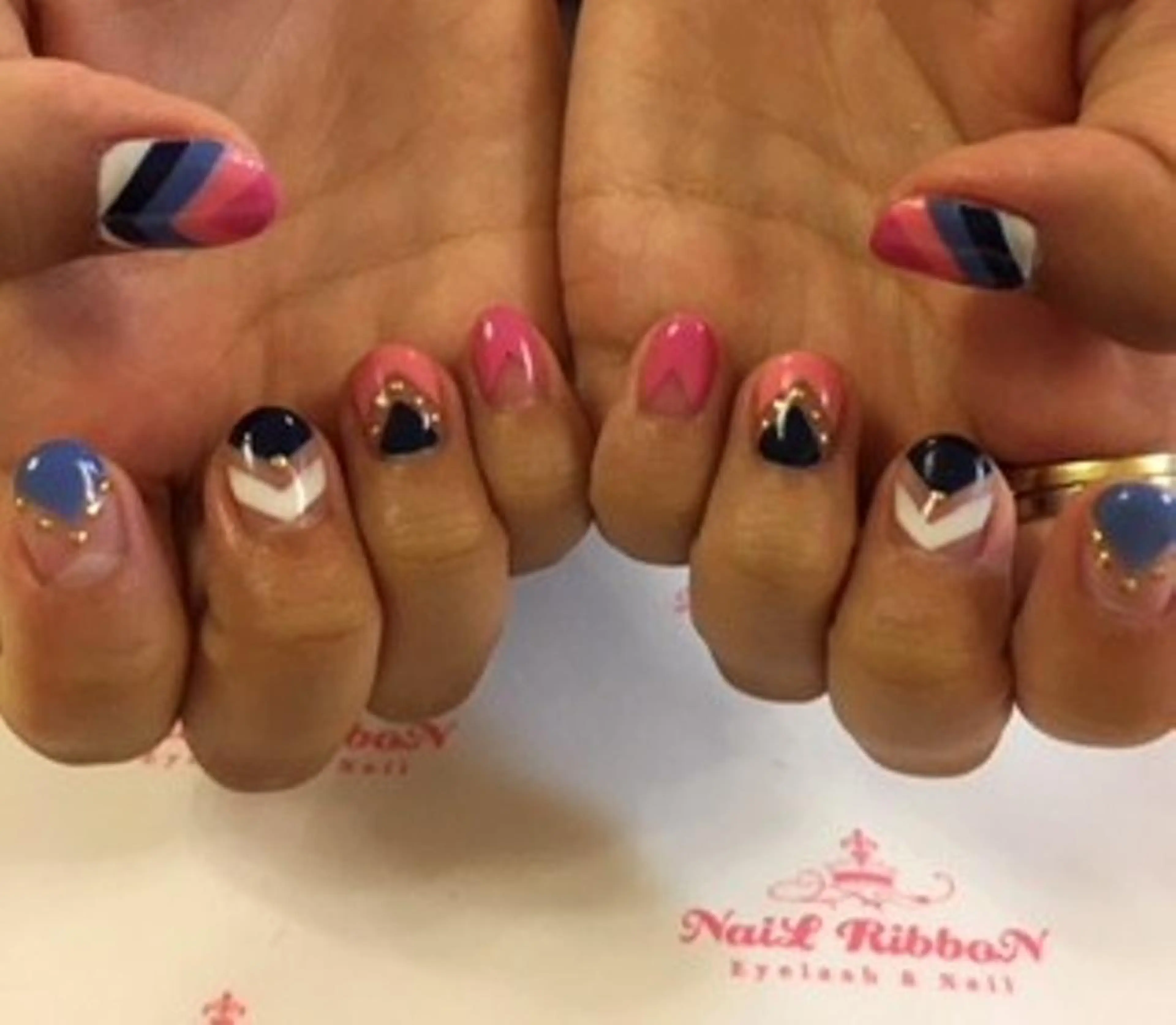 ネイル ネイルリボン 受付スタッフのネイルデザイン