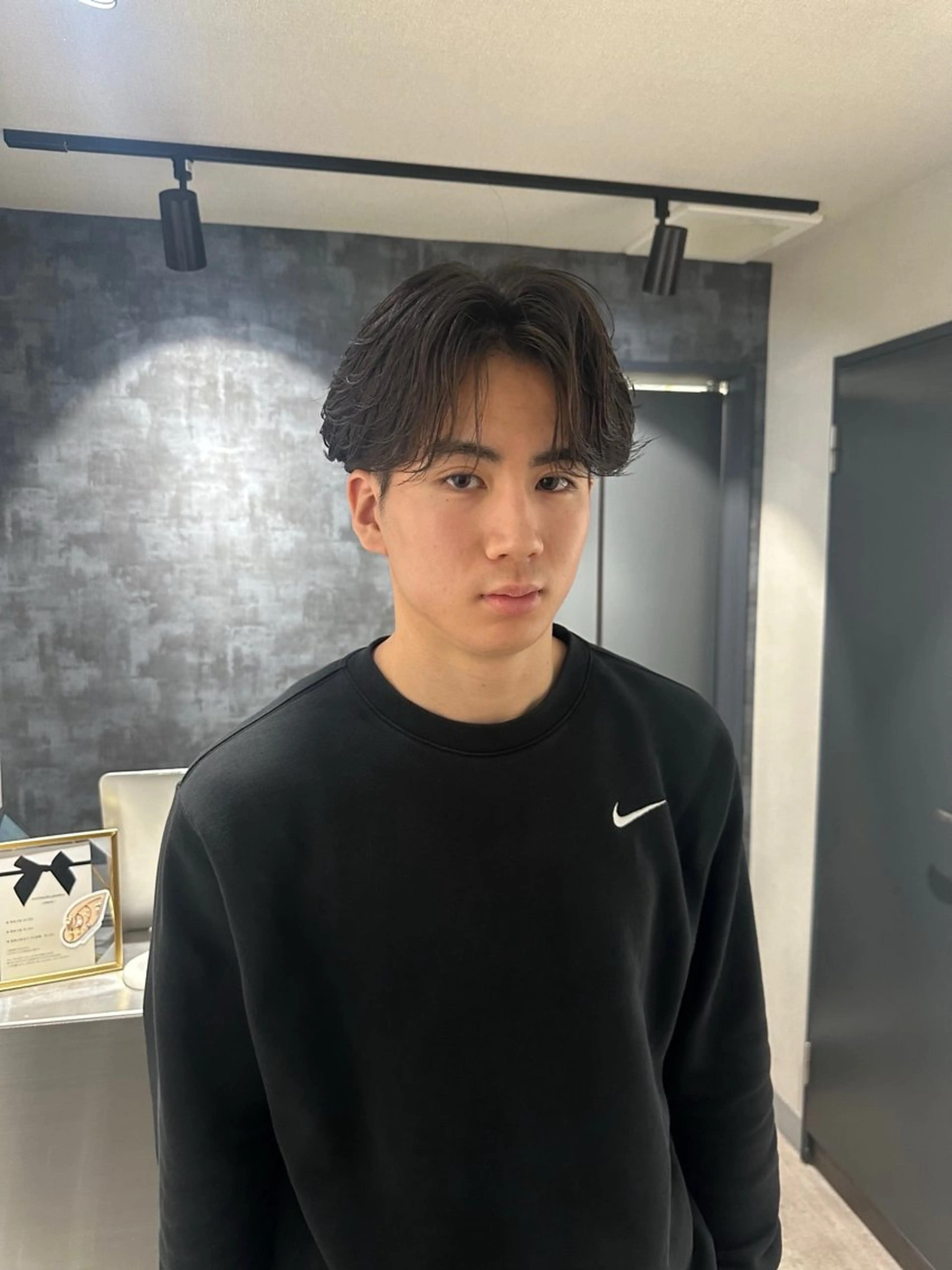 ミディアム パーマ メンズ カット パーマ SALOWIN 原宿 iori所属・🌟原宿指名No.1 センターパート⭐️のヘアスタイル