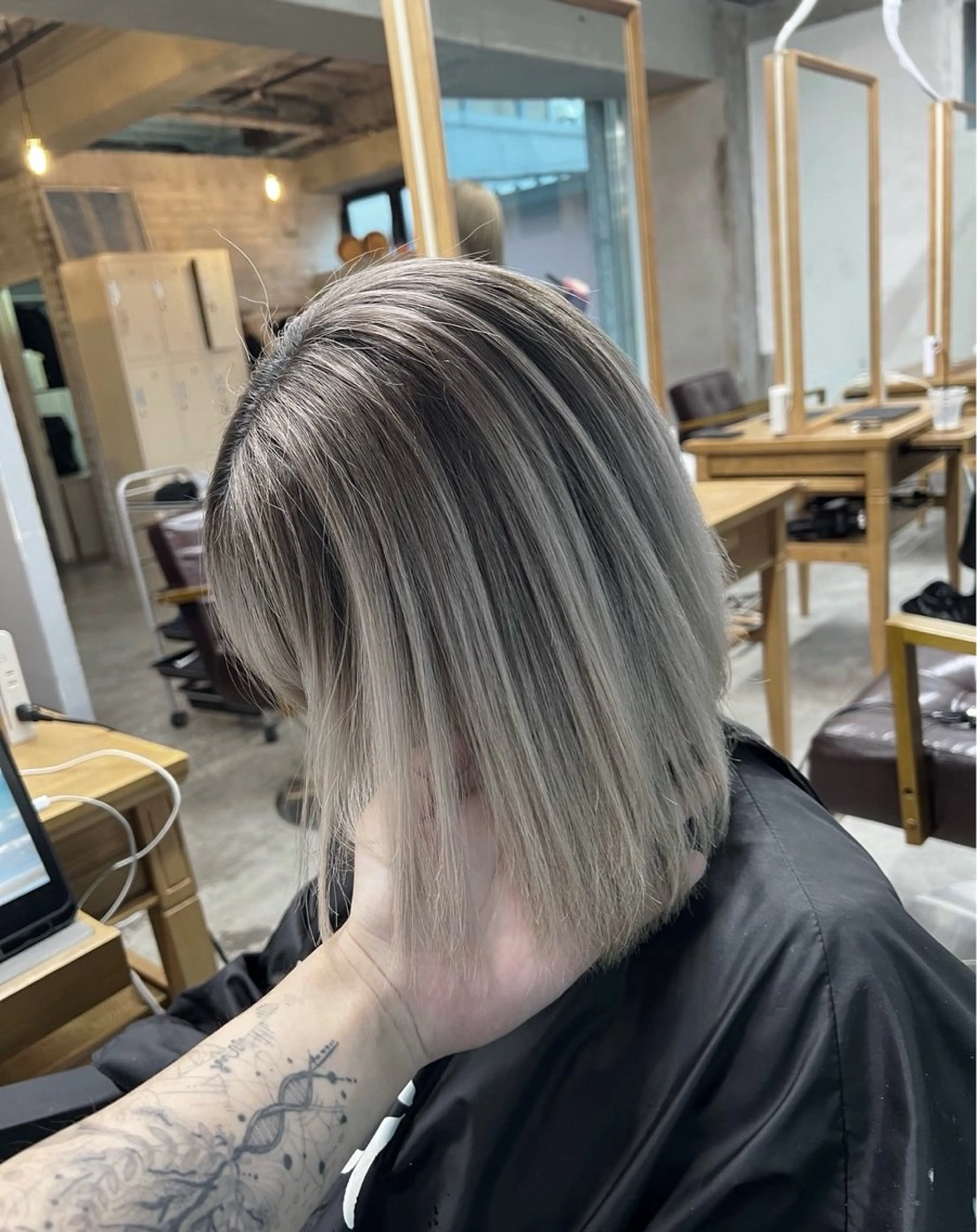 ショート カラー バレイヤージュ シルバー ホワイトシルバー レイヤーカット ヘアカラー トリートメント ROBIN所属・指名数No.1 /NAOYAのヘアスタイル