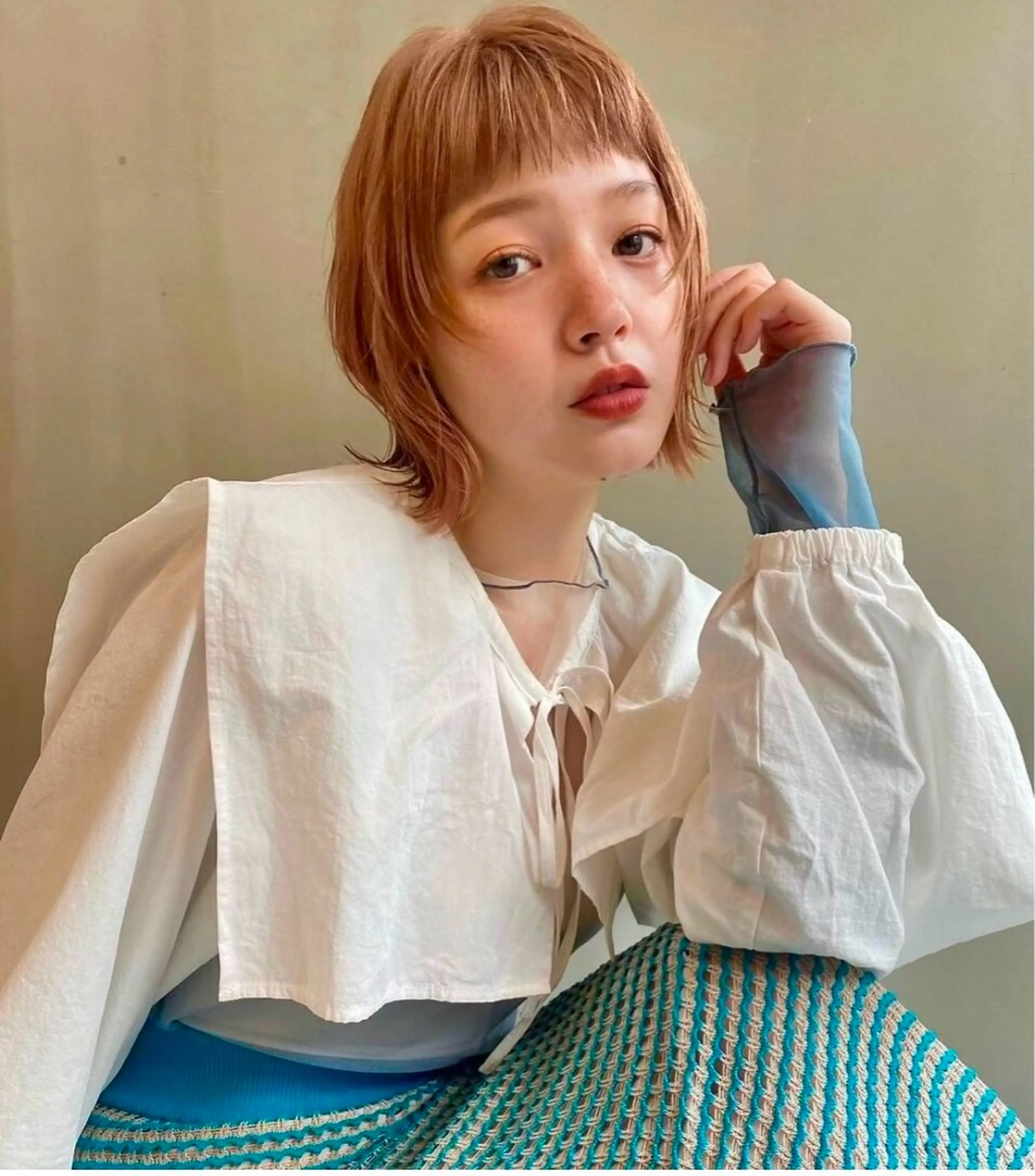 ミディアム ボブ 外ハネヘア ウルフカット ウルフボブ カット ヘアカラー トリートメント 透明感/グレージュ/ レイヤー/ 青空のヘアスタイル