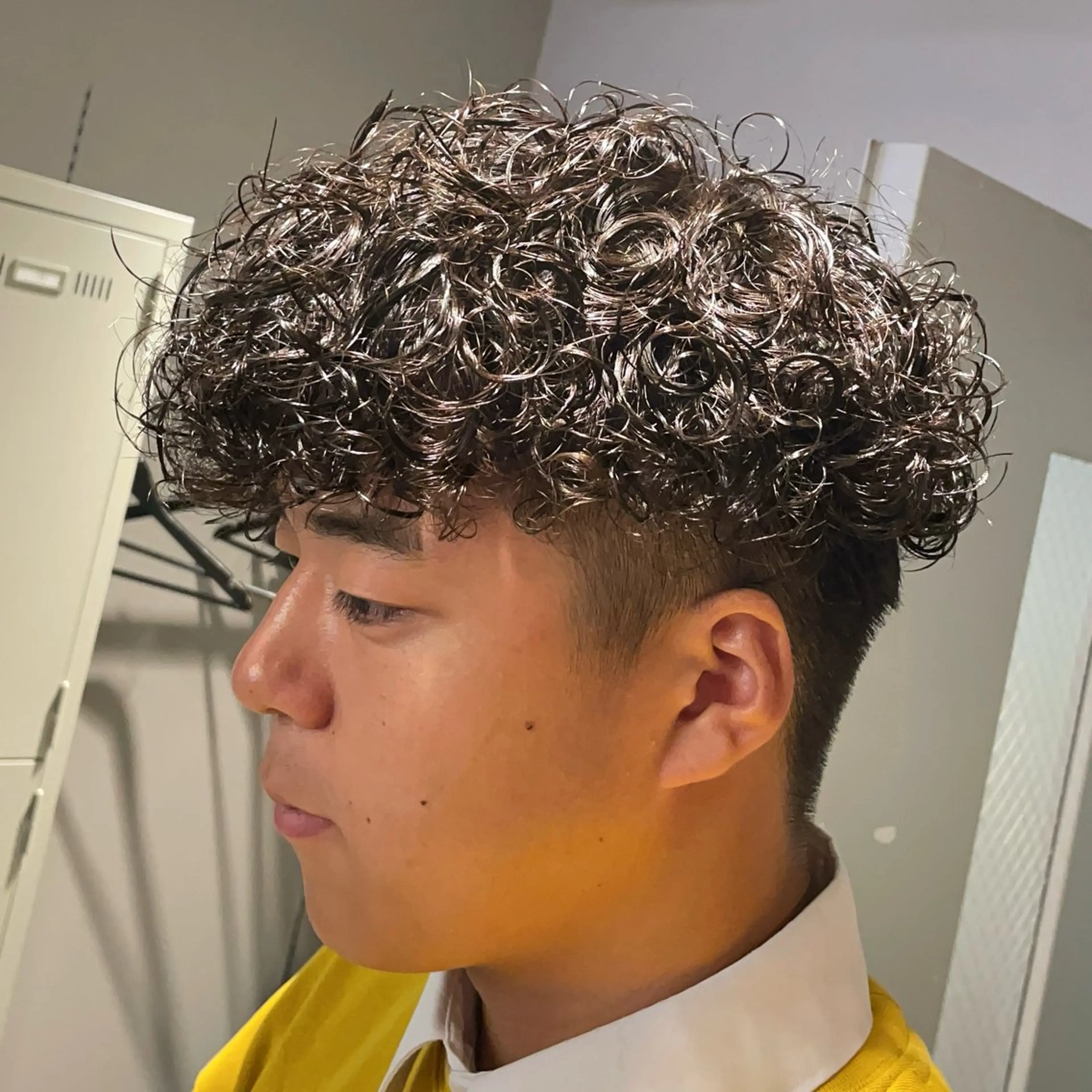 ミディアム パーマ ヘアアレンジ メンズ ミディアムパーマ メンズパーマ プードルパーマ プードルパーマ 顔まわりカット の達人のヘアスタイル