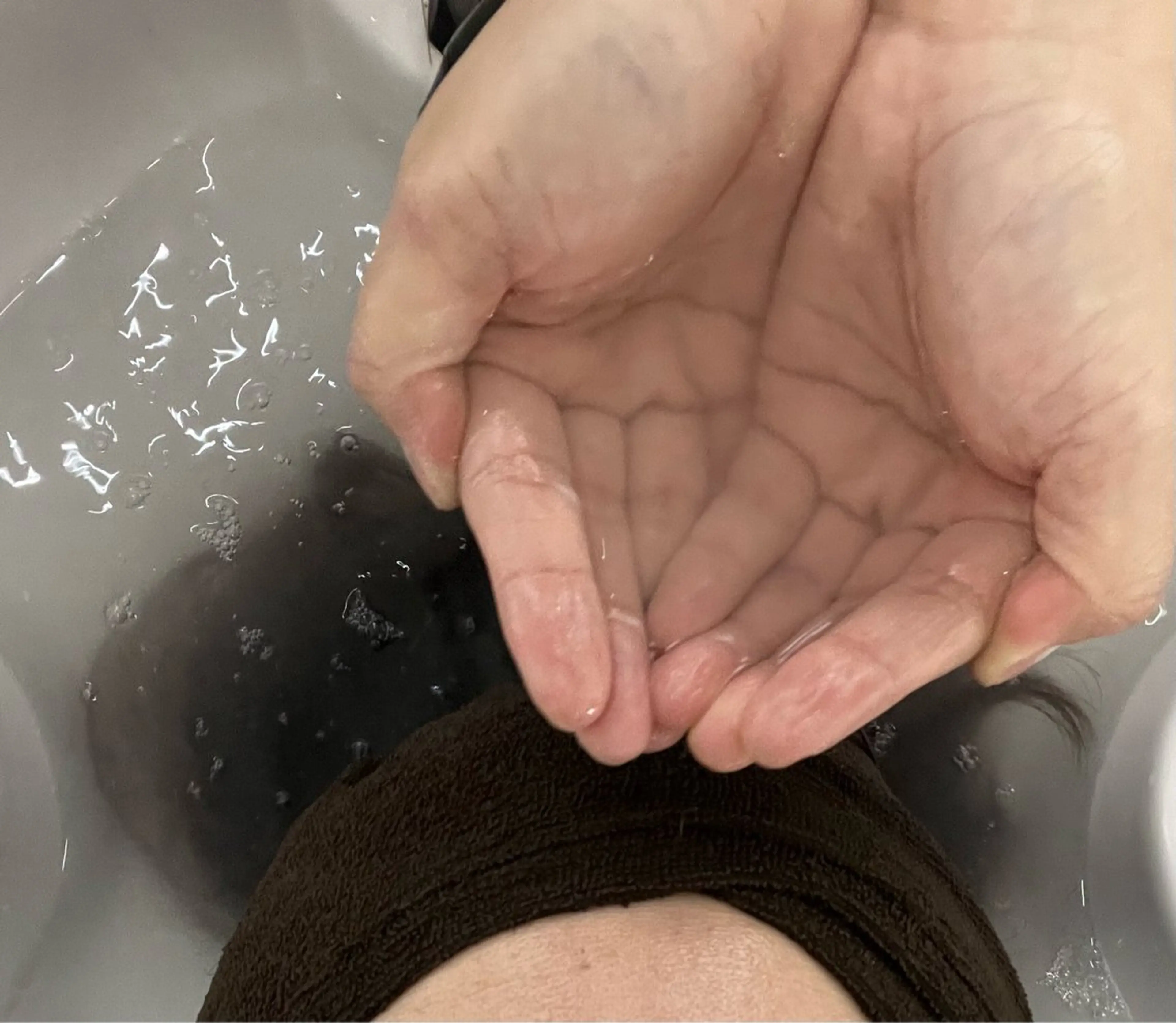 メンズにもオススメ！　エプソムソルトとクレンジングジェルを使ってクレンジングをするパーソナル頭皮ケアのヘッドスパメニューの写真