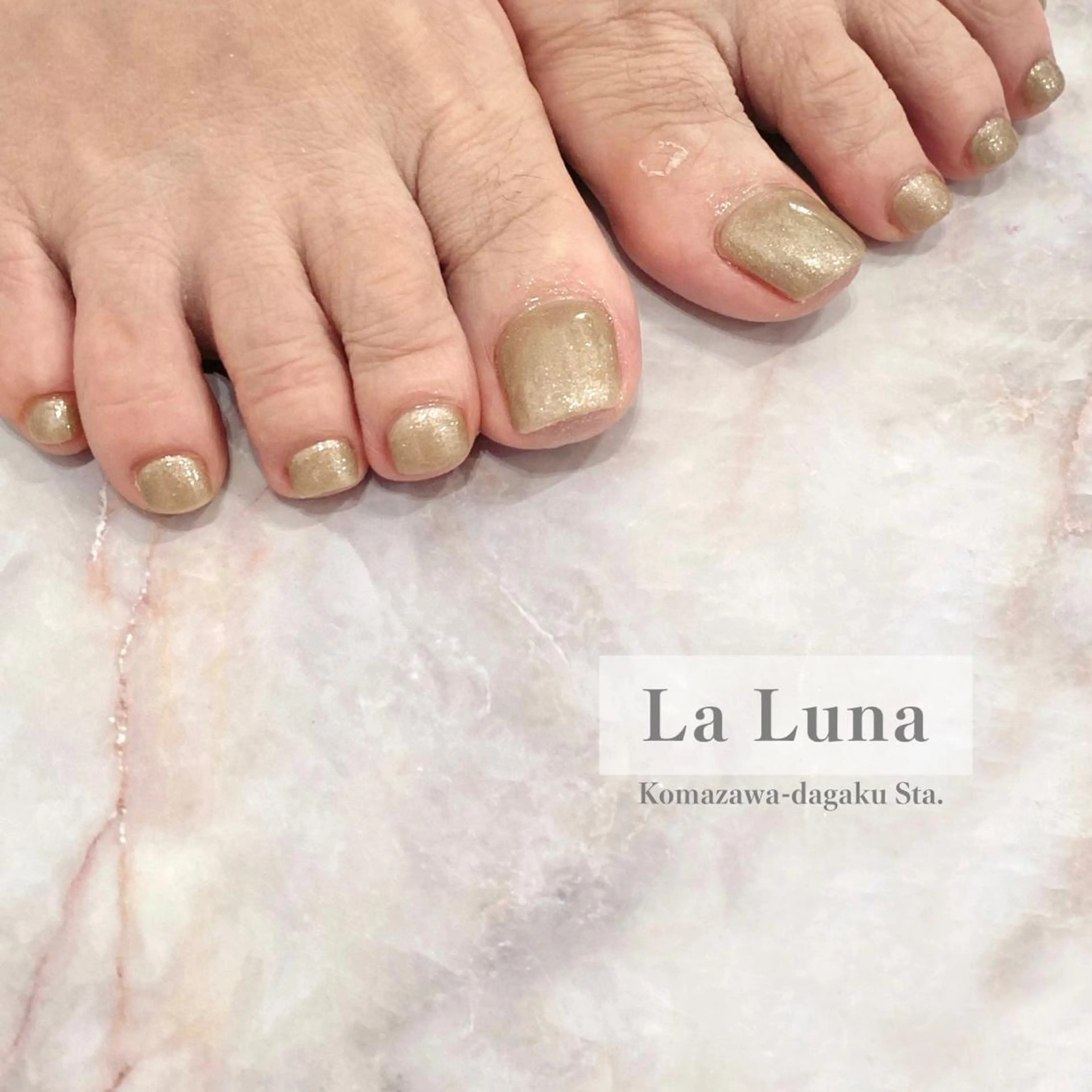 ネイル ゴールド ラメ(グリッター) ＬａＬｕｎａ🌙 natsukiのネイルデザイン