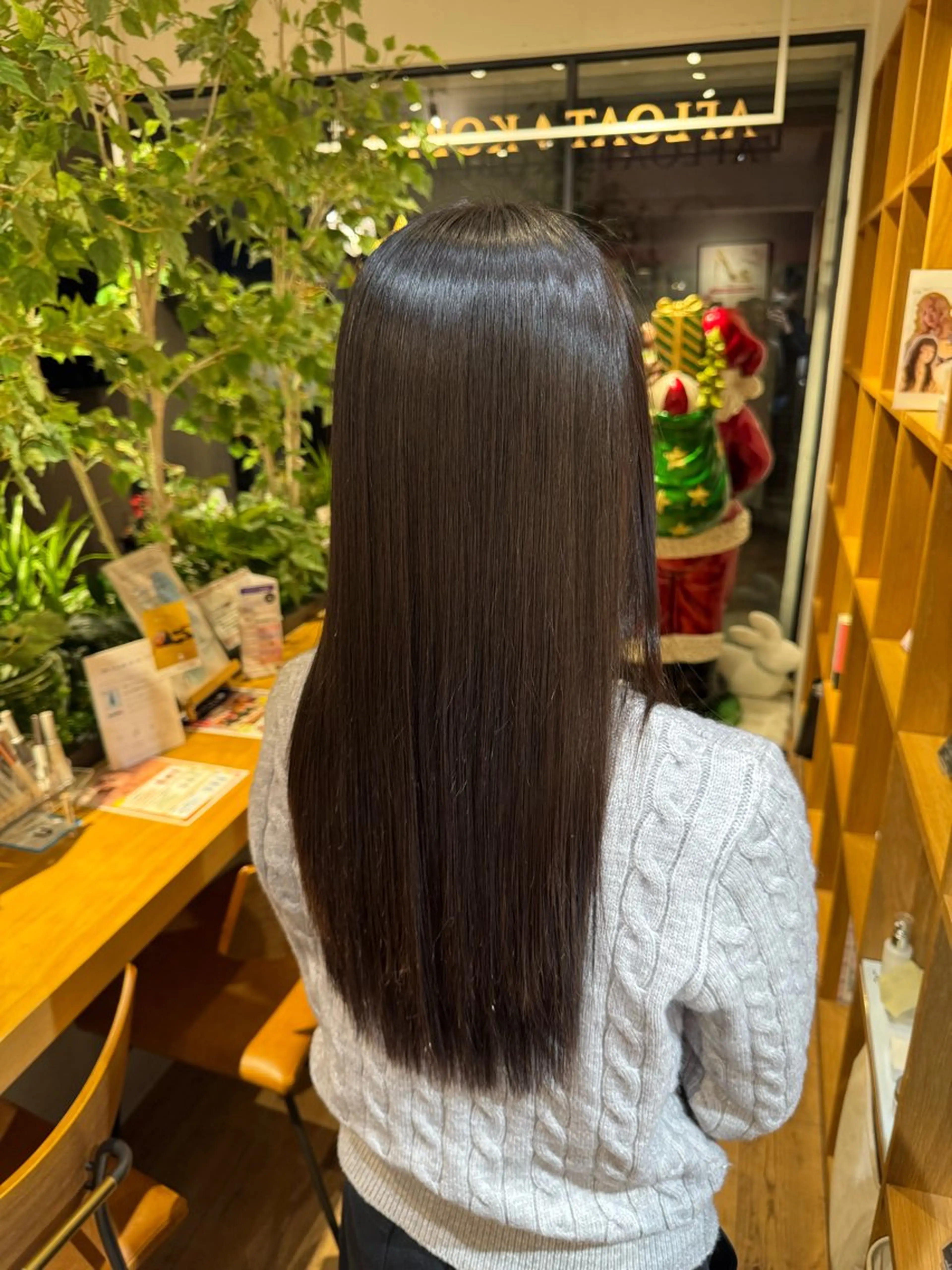 セミロング カット 縮毛矯正 トリートメント afloatkobe所属・美髪/髪質改善 川口凌弥のヘアスタイル