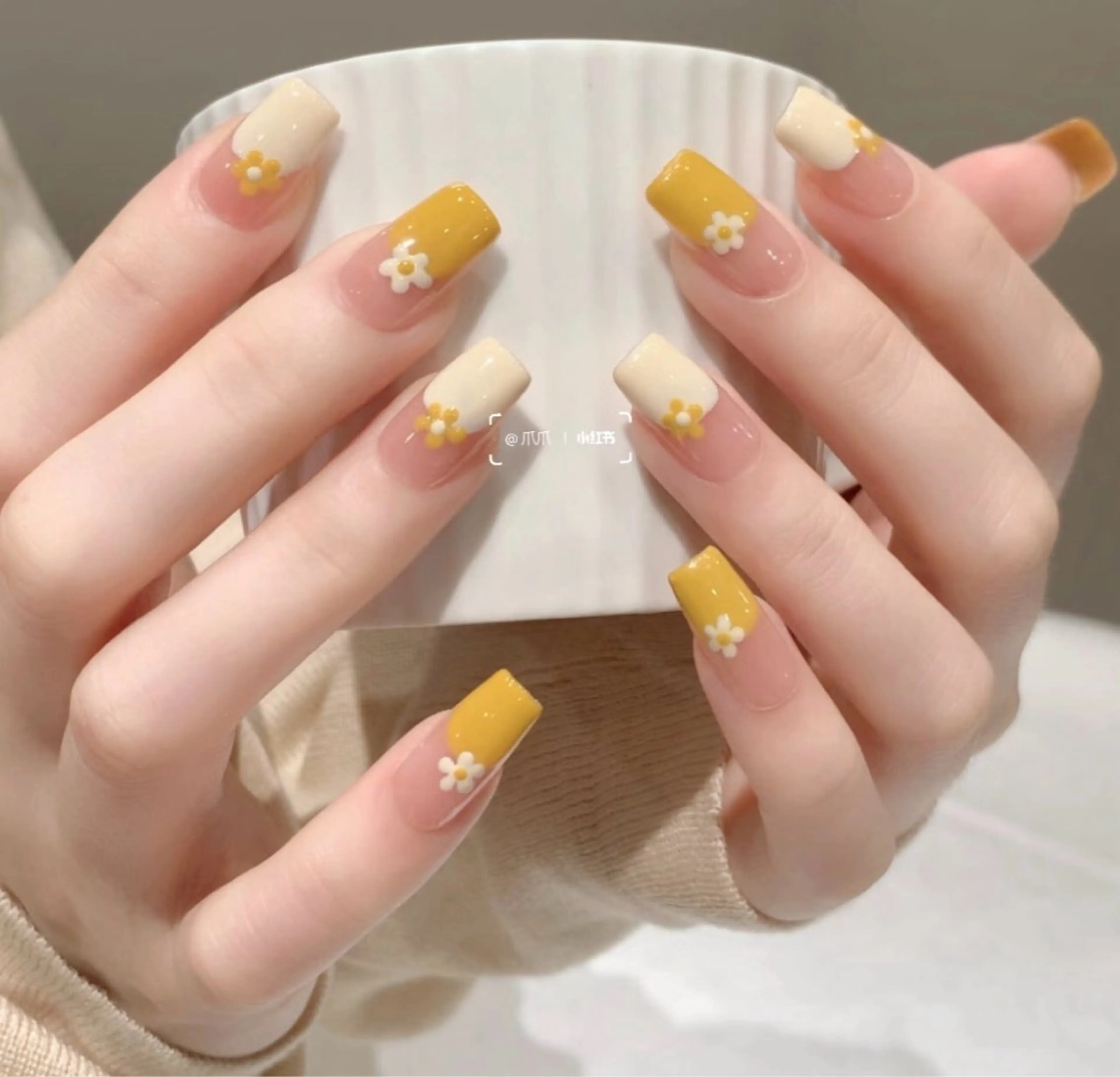 ネイル 春ネイル 黄色 ハンドネイル Maylie Nail所属・キイ サロンのネイルデザイン