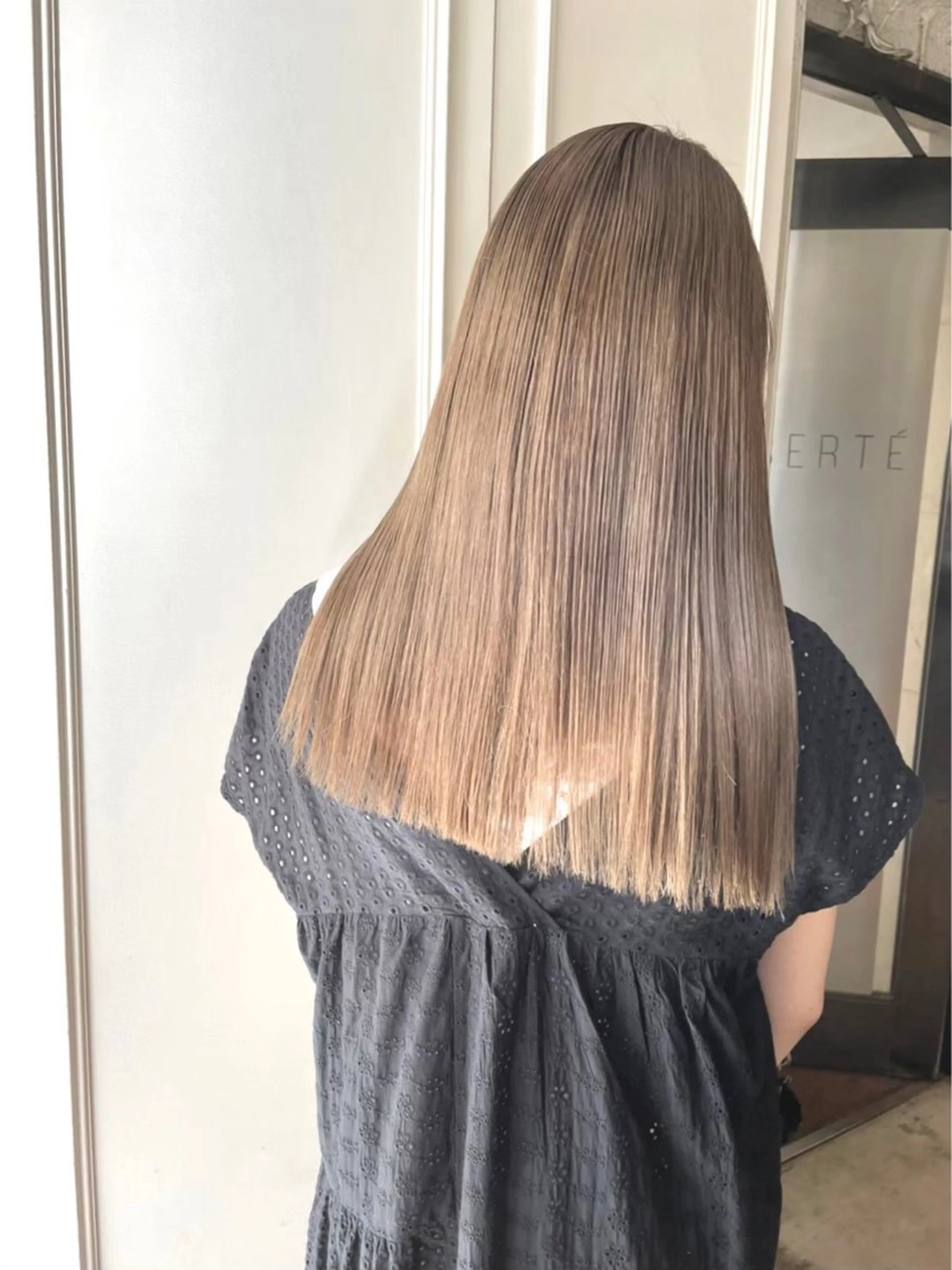 ロング カラー ベージュカラー ミルクティーベージュ MUSASHI ブリーチカラー◎のヘアスタイル