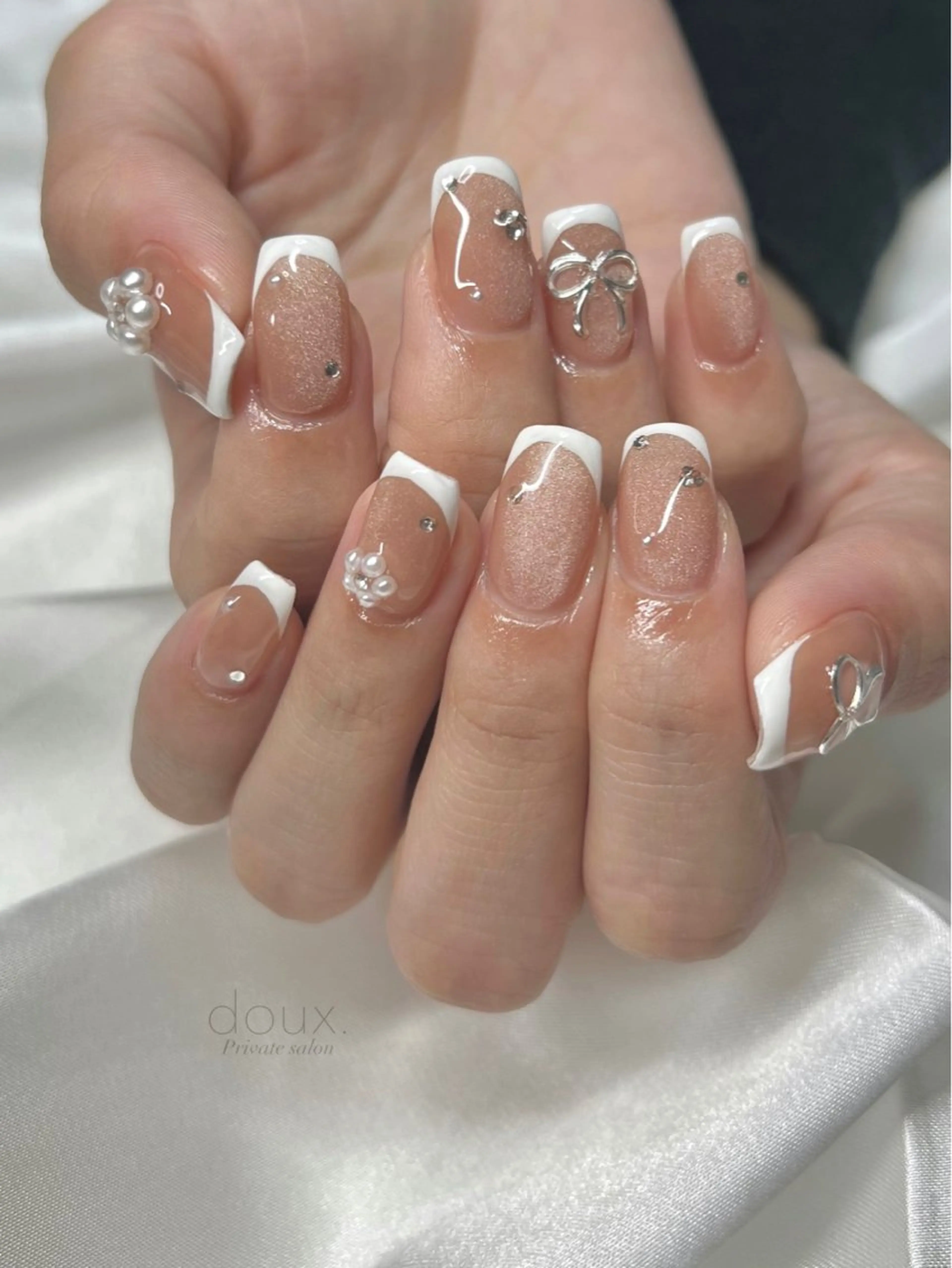 ネイル フレンチネイル 韓国ネイル マグネットネイル リボン 冬ネイル ハンドネイル doux. nailのネイルデザイン