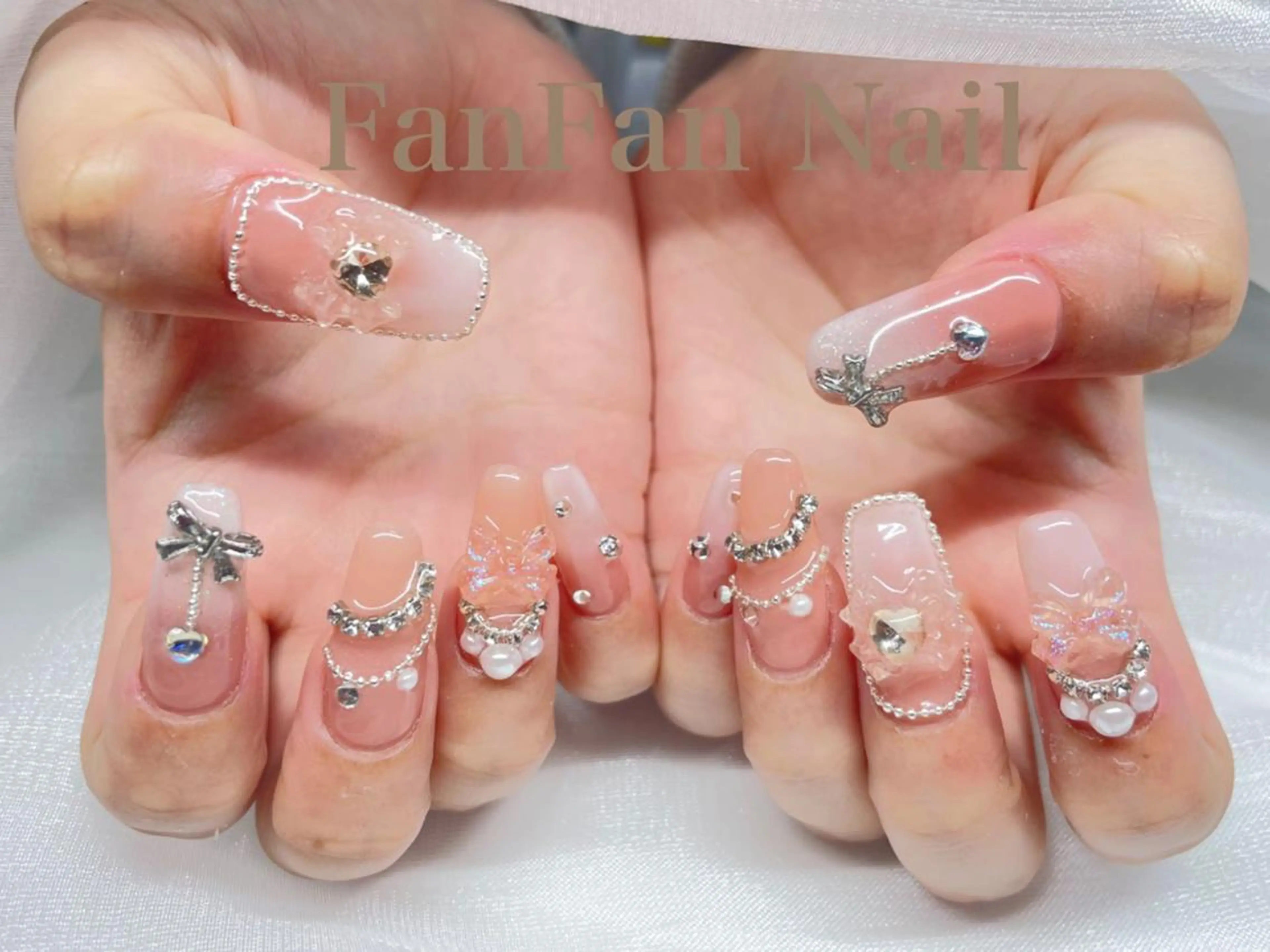 ネイル アートネイル オーロラネイル ガーリー キラキラネイル 韓国ネイル Fanfan  長さ出し専門のネイルデザイン