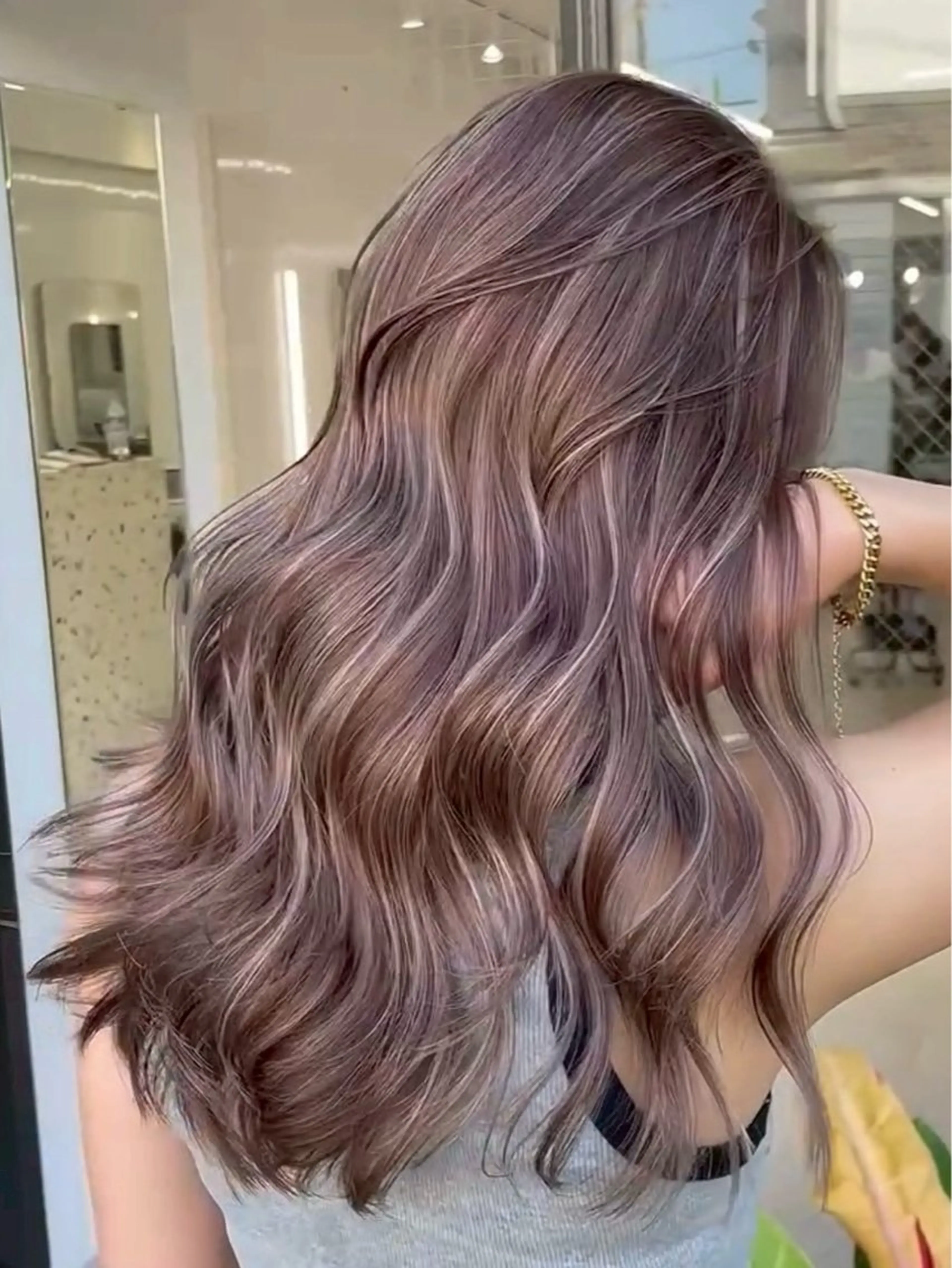 ロング カラー ベージュカラー ケアカラー グレージュ ハイライトカラー ハイライト ヘアカラー トリートメント 表参道/ハイライト バレイヤージュのヘアスタイル