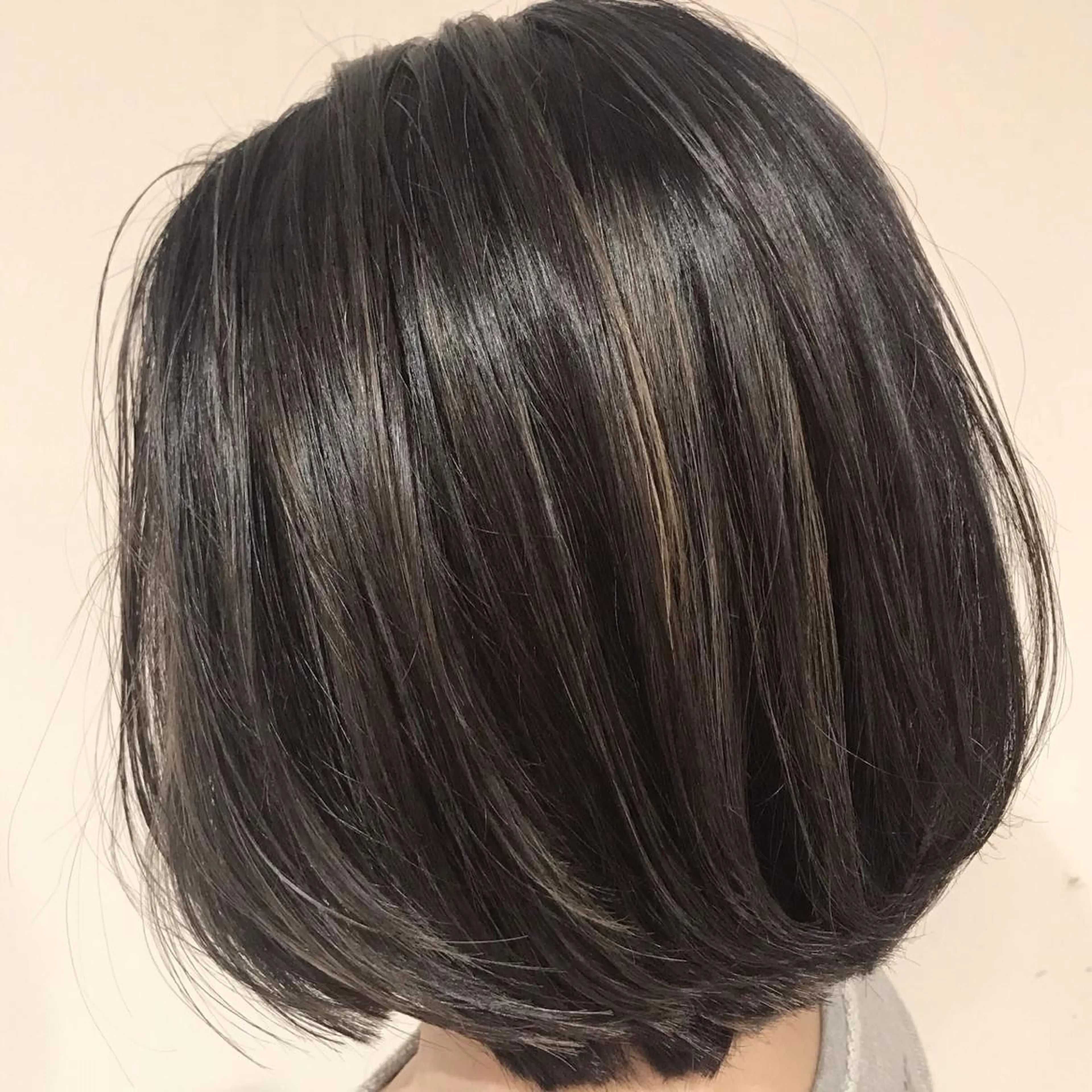 ショート カラー アッシュ アッシュグレー アッシュグレージュ バレイヤージュ ブリーチ AMI Hair  supply所属・髪質改善カラー 韓国風レイヤーのヘアスタイル