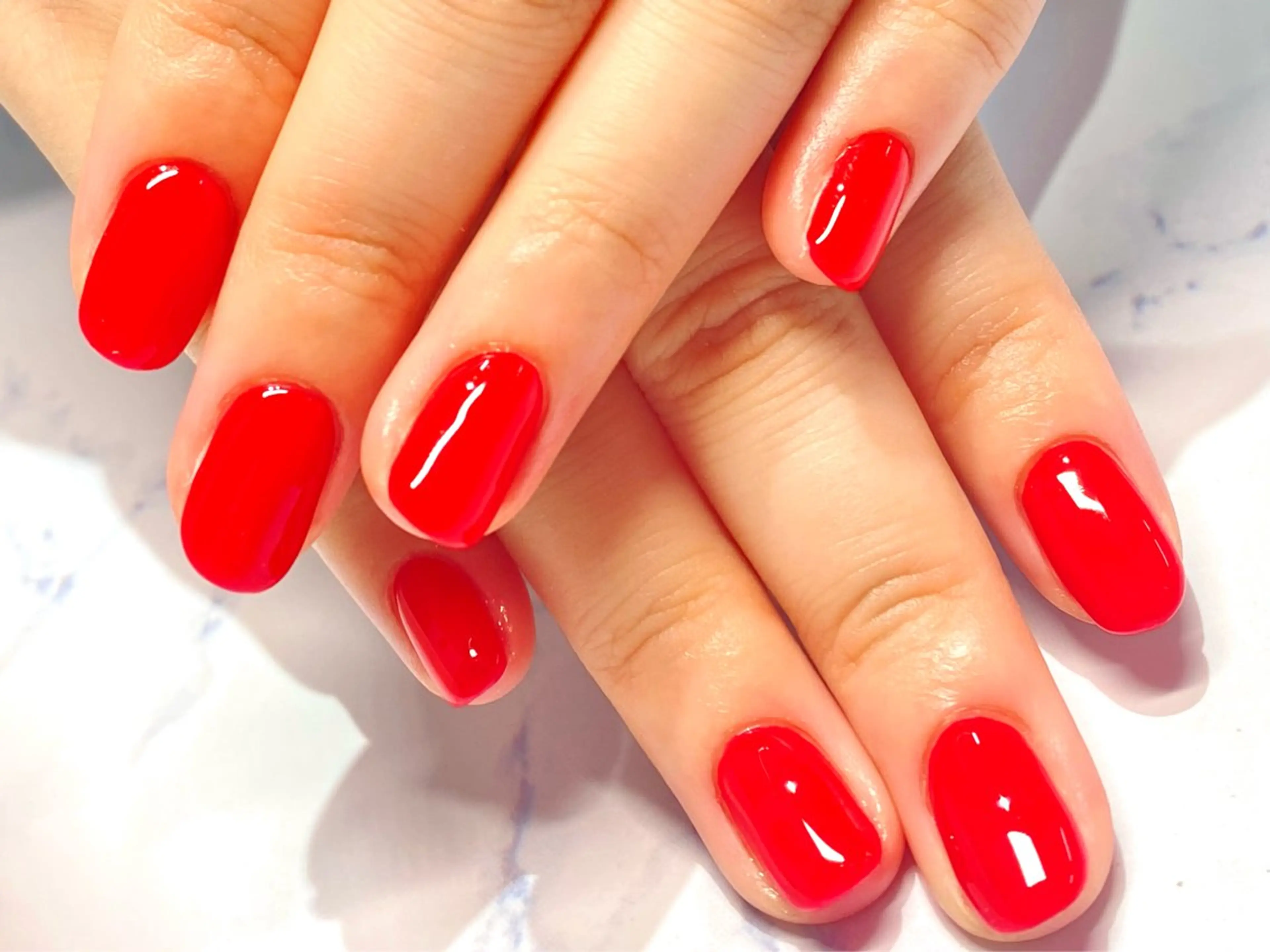 ネイル ワンカラーネイル 赤色 ショートネイル MILImili nailのネイルデザイン