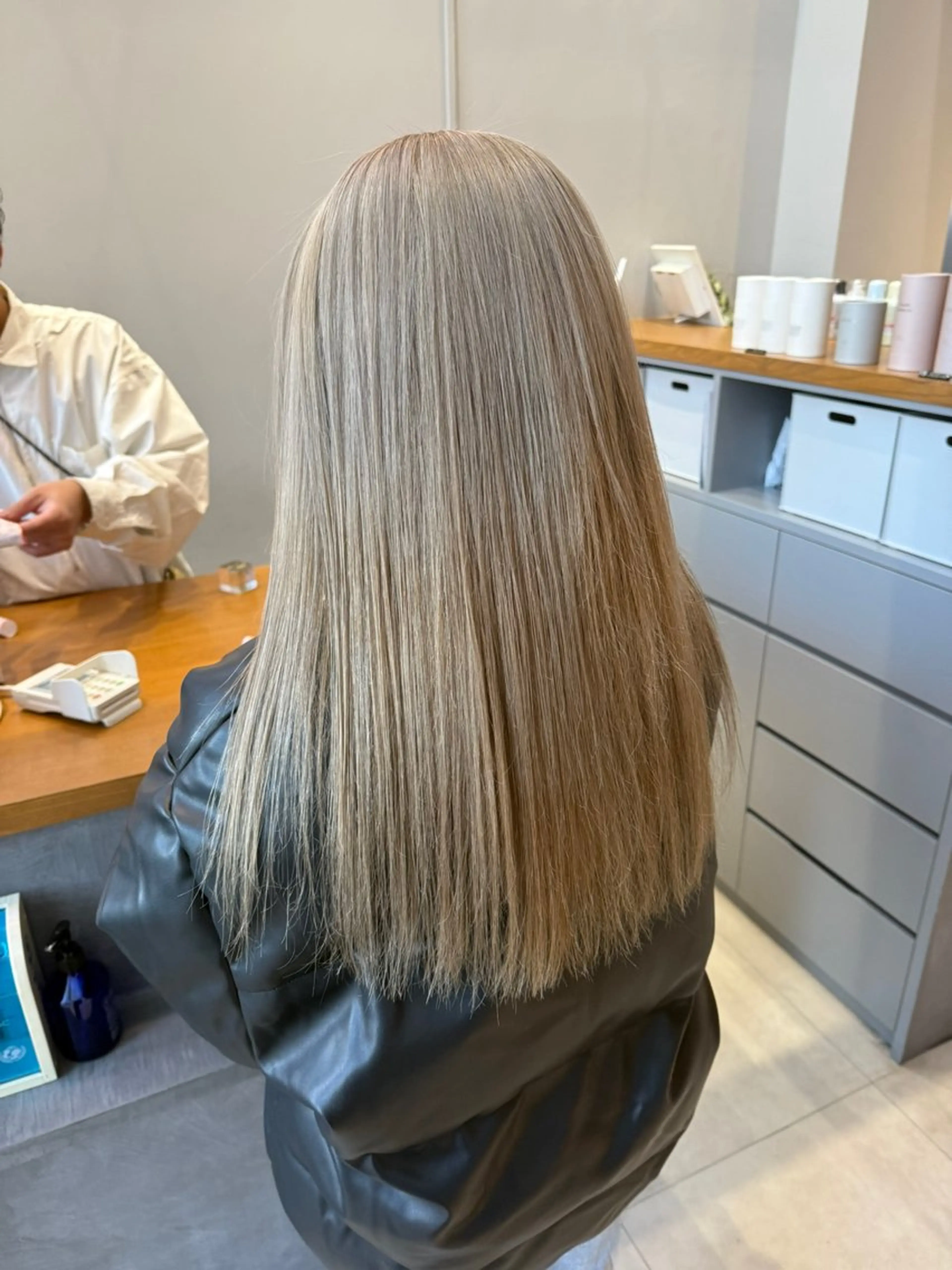 ロング カラー ブロンド ホワイトブロンド ヘアカラー エマ ピボット 中川店所属・富原崇太/切りっぱな しボブ/透明感カラーのヘアスタイル