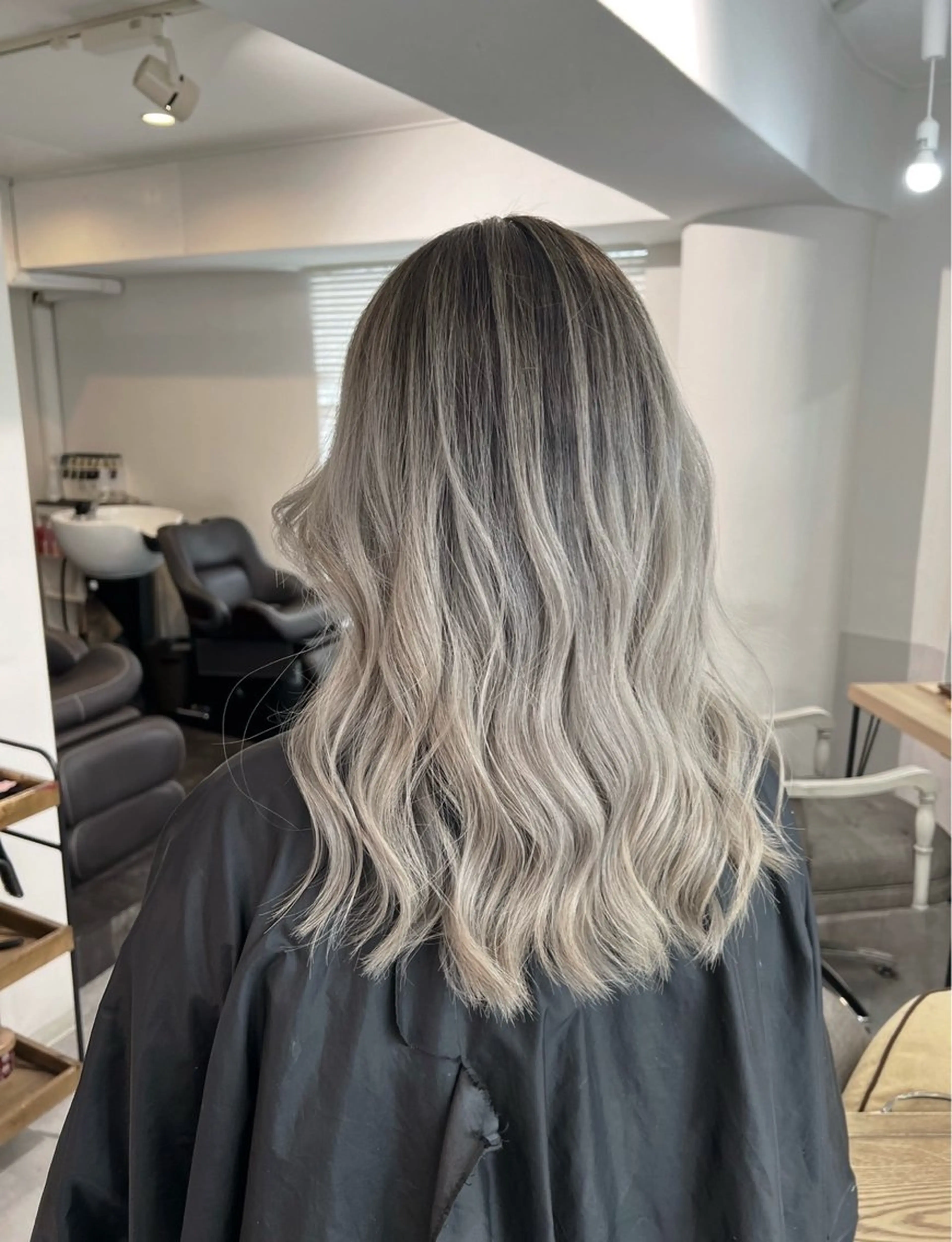 セミロング カラー バレイヤージュ シルバー ホワイトシルバー レイヤーカット ヘアカラー トリートメント ROBIN所属・指名数No.1 /NAOYAのヘアスタイル