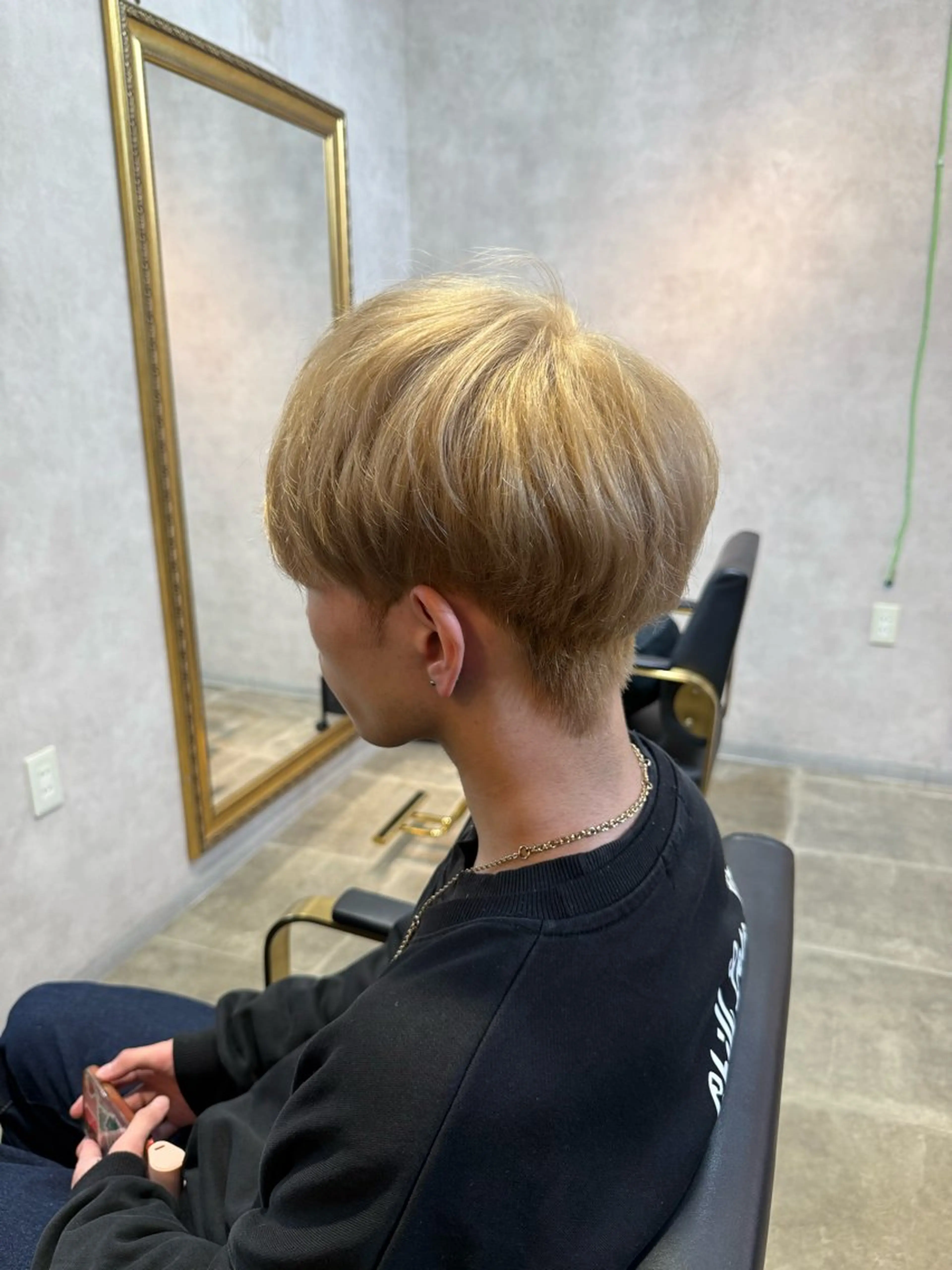 ショート カラー メンズ メンズブリーチ ベージュカラー ブリーチ ペールベージュ ヘアカラー オルソーヘアー所属・mako /カラーモデル募集中のヘアスタイル