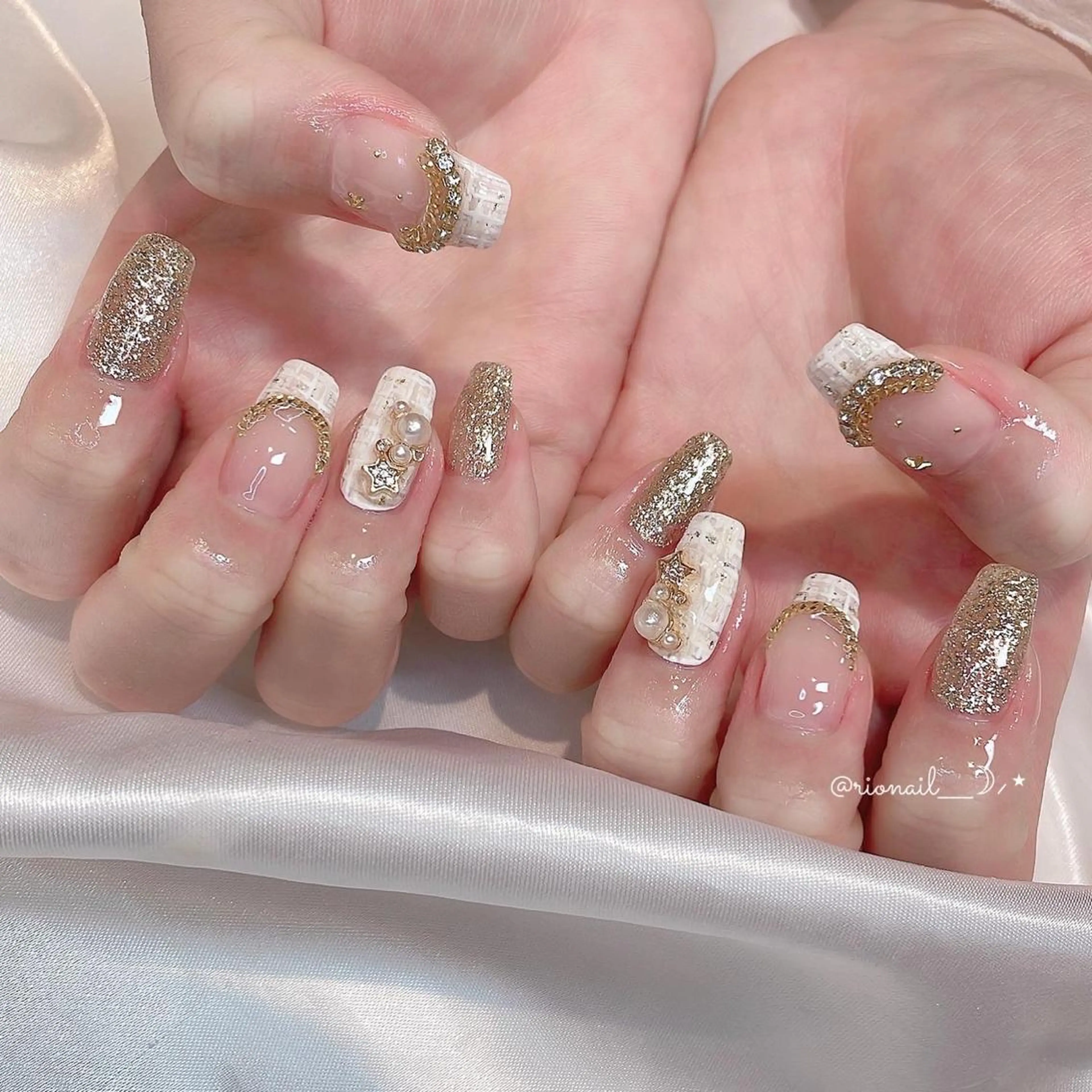 ネイル 𝘙𝘪𝘰𝘯𝘢 ...🕯🤍のネイルデザイン