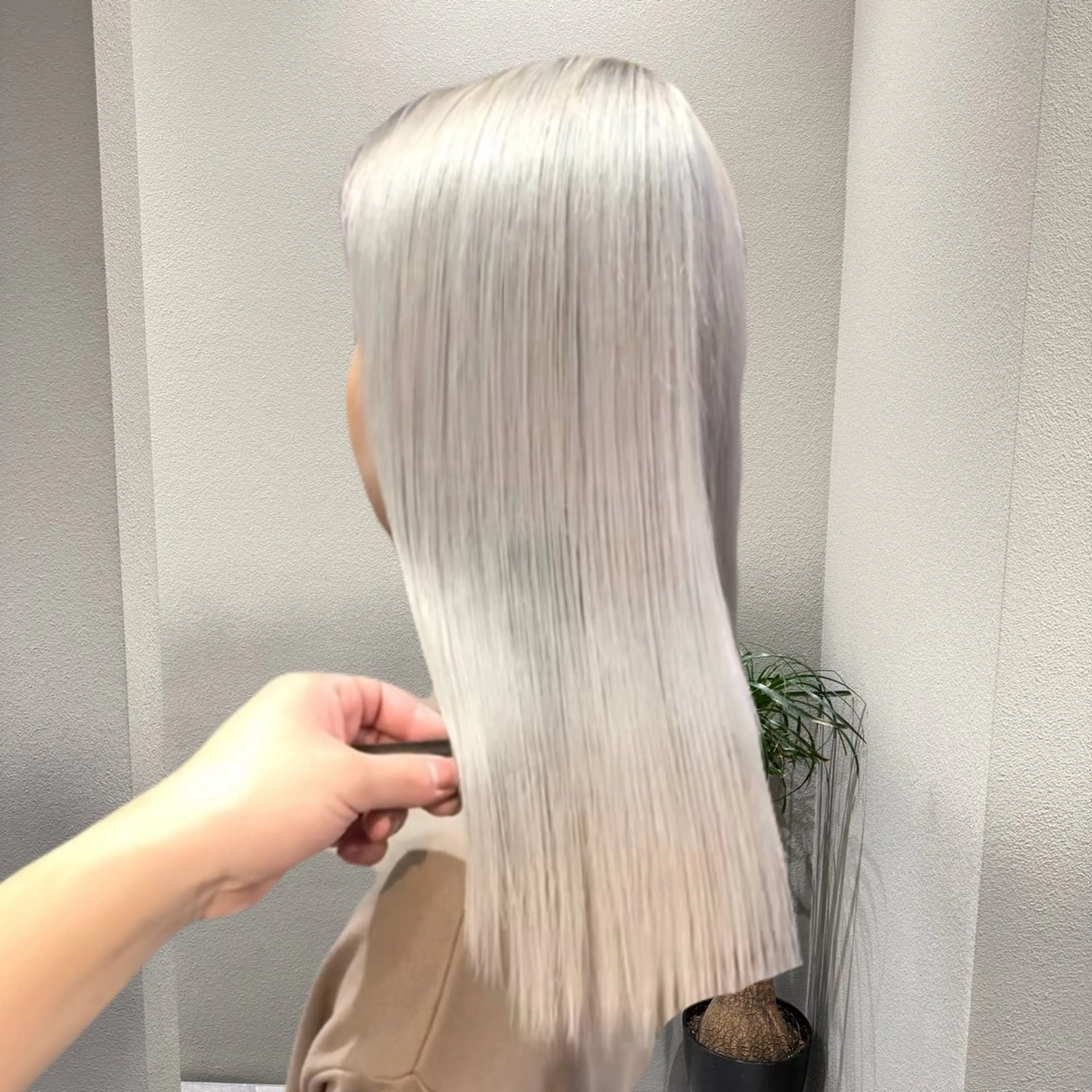 ミディアム カラー ブリーチ ケアブリーチ ハイトーンカラー シルバー ホワイトシルバー ヘアカラー ヘアセット ✨ブリーチ支持No1 複雑履歴修正/舘岡のヘアスタイル