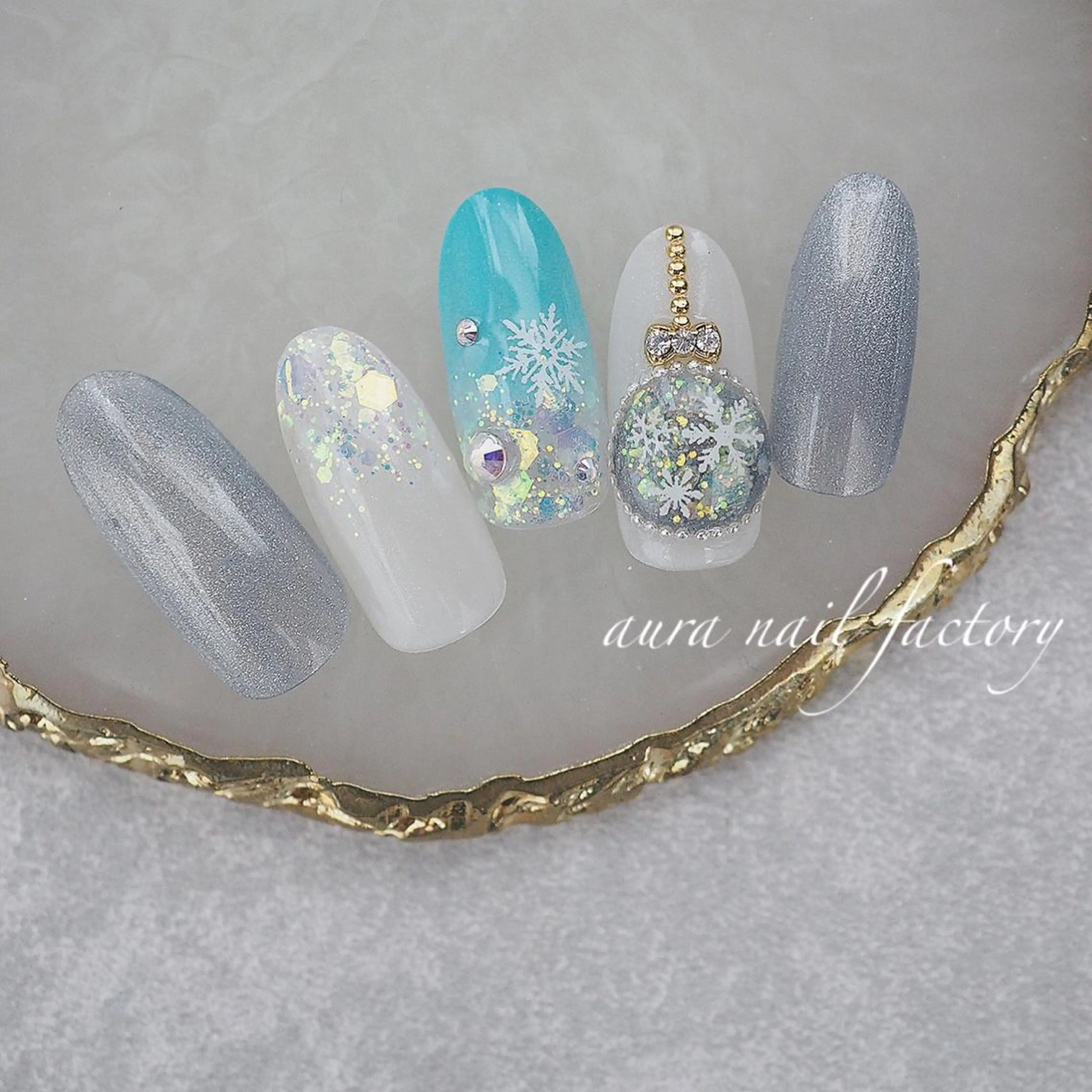 ミディアム カラー ネイル クリスマス ニュアンスネイル 赤色 冬ネイル クリスマス 赤羽　アウラ ネイルファクトリーのネイルデザイン