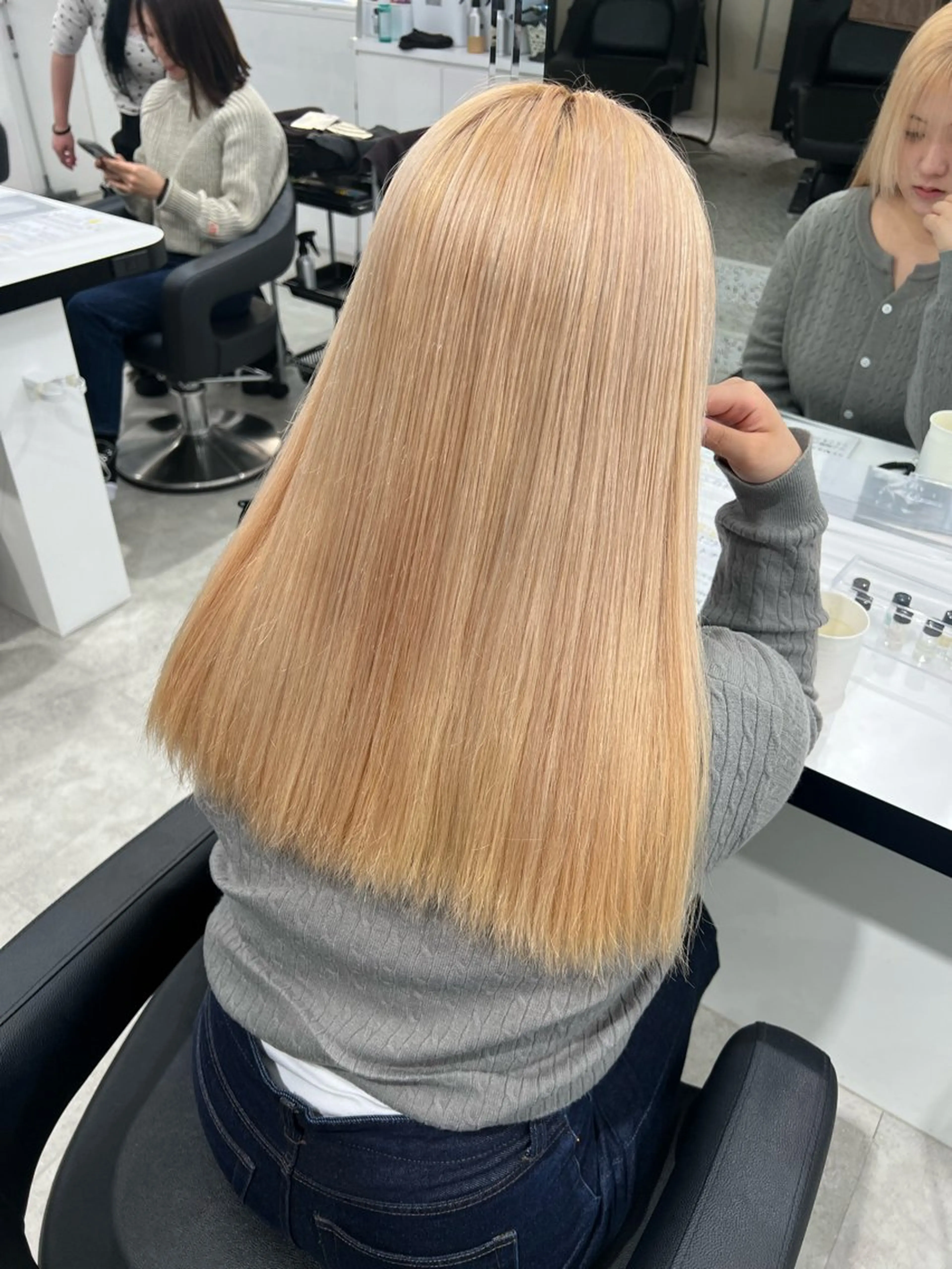 カラー ブリーチ ミルクティー・透明感 🏹REN🏹のヘアスタイル