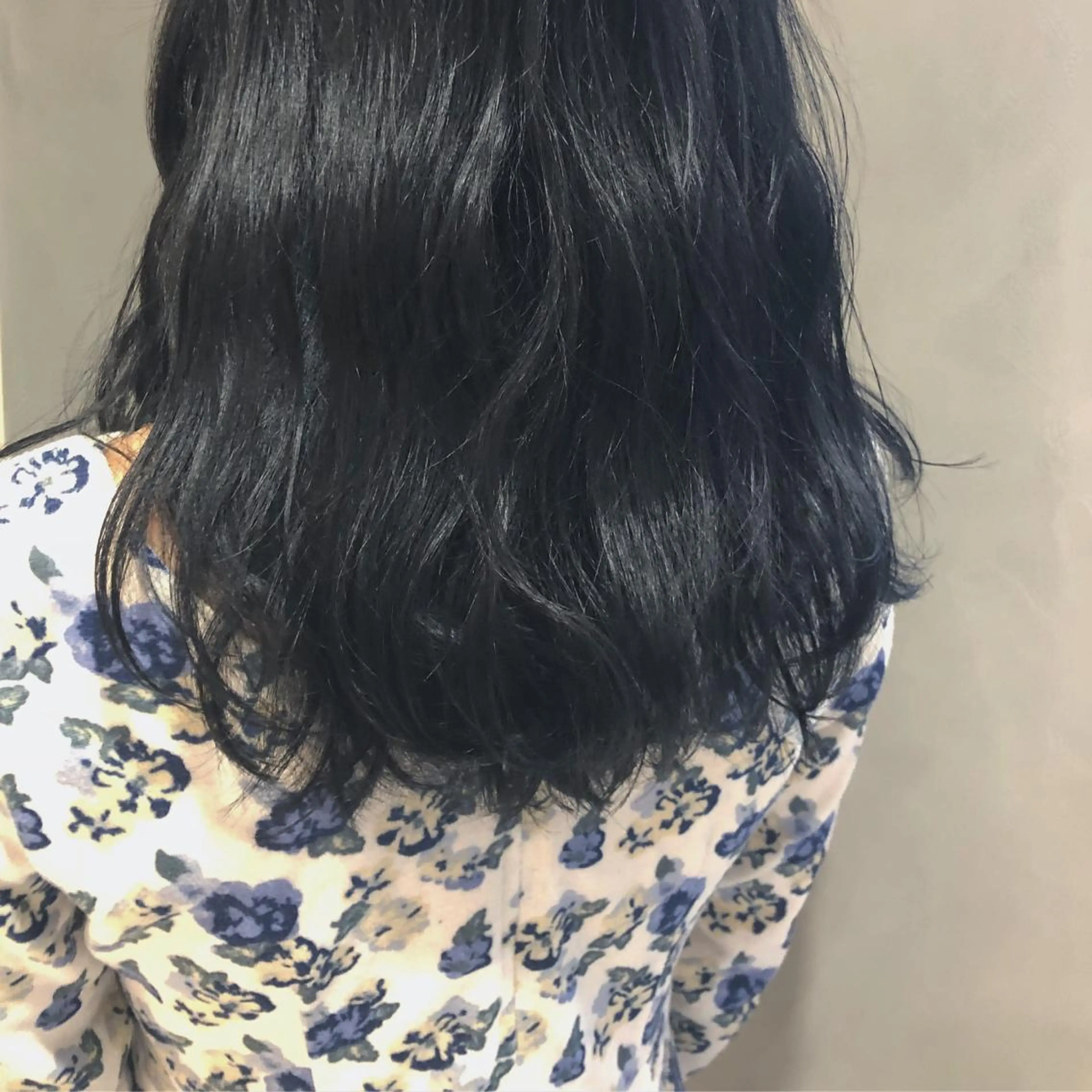 セミロング カラー 荒木 依莉亜のヘアスタイル