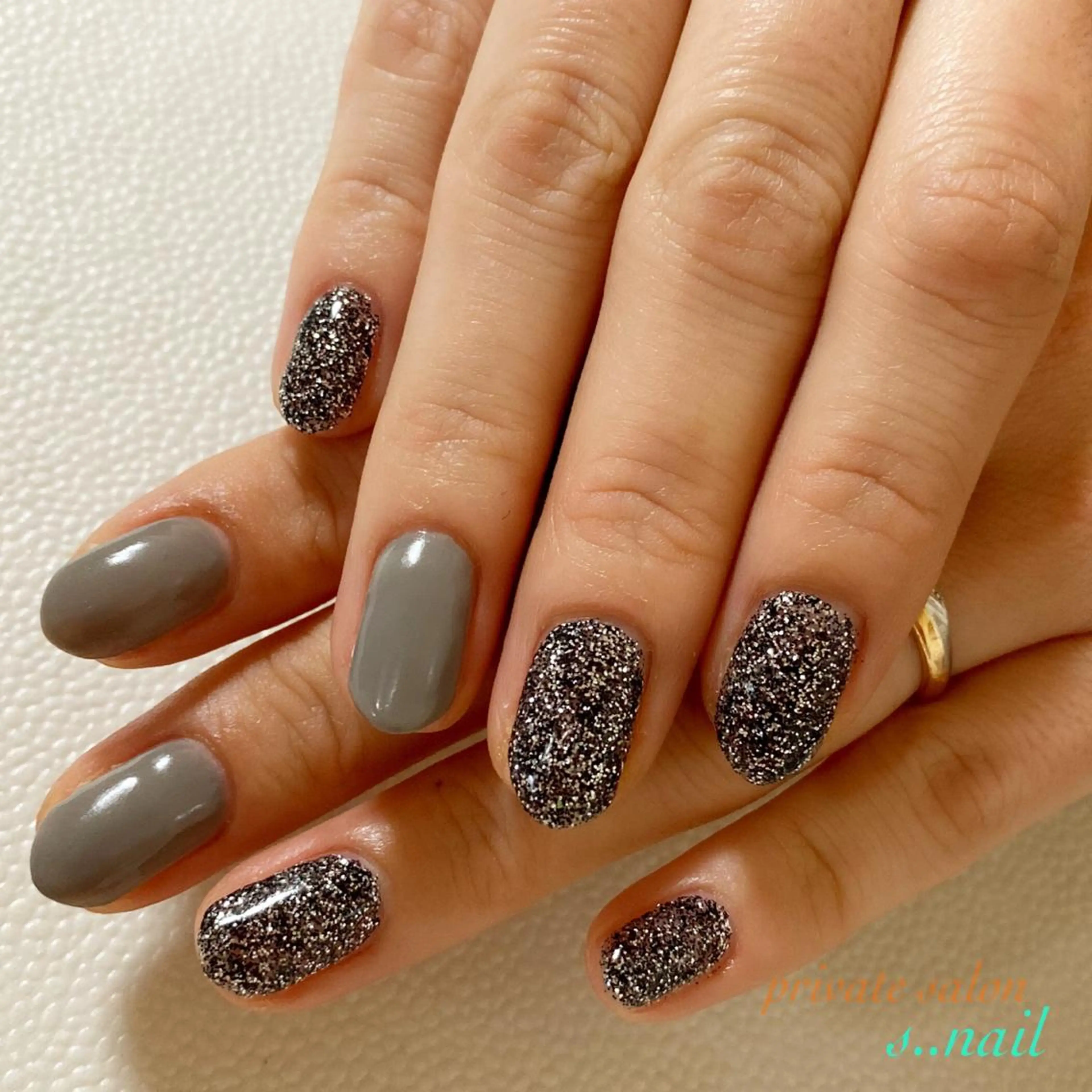 ネイル キラキラネイル ラメ(グリッター) シルバー ハンドネイル フットネイル s..nail / MORITAのネイルデザイン