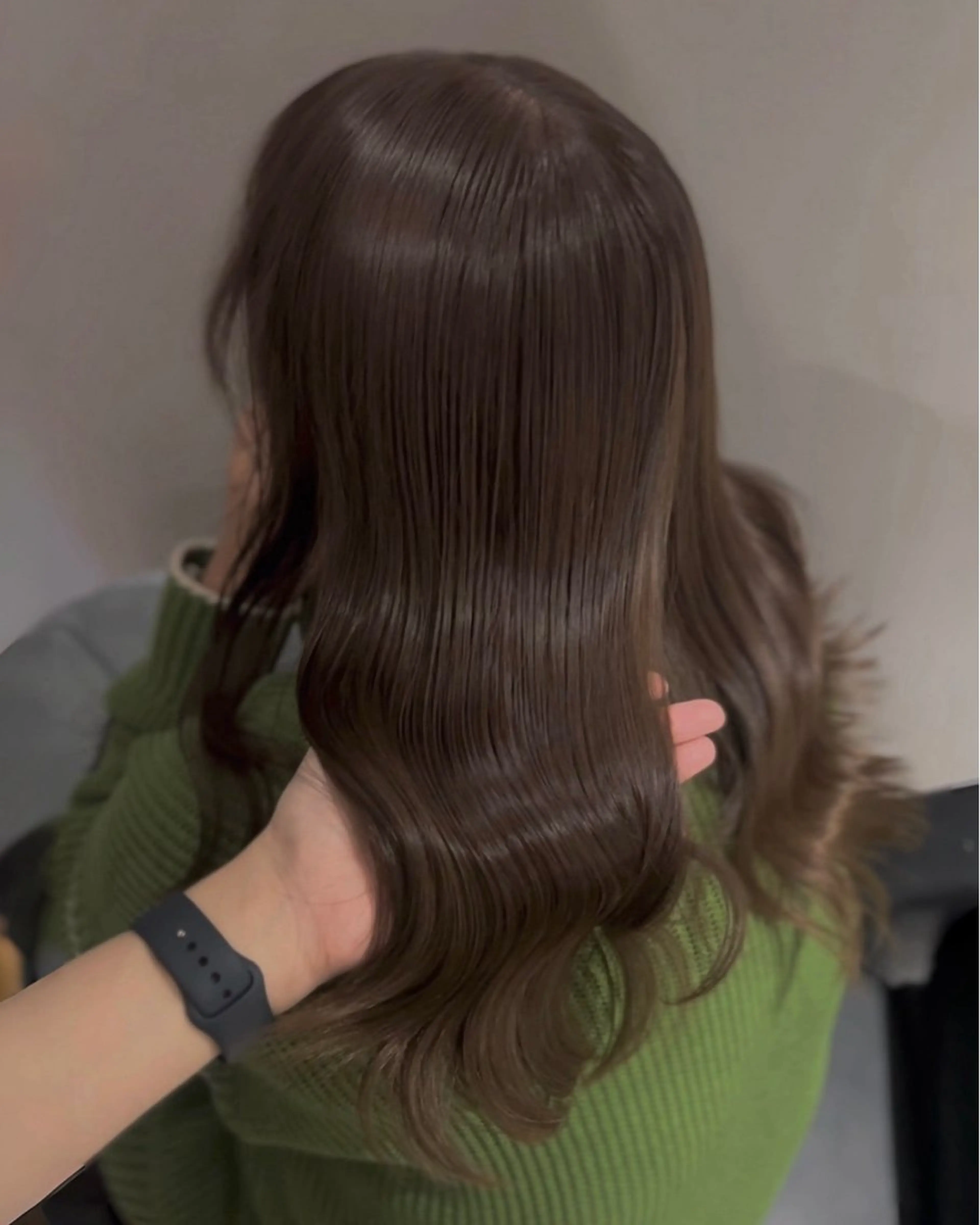 ミディアム カラー パーマ アッシュ アッシュグレー アッシュグレージュ ベージュカラー ブリーチ カット ヘアカラー トリートメント ブリーチなし/ ベージュ/akiraのヘアスタイル