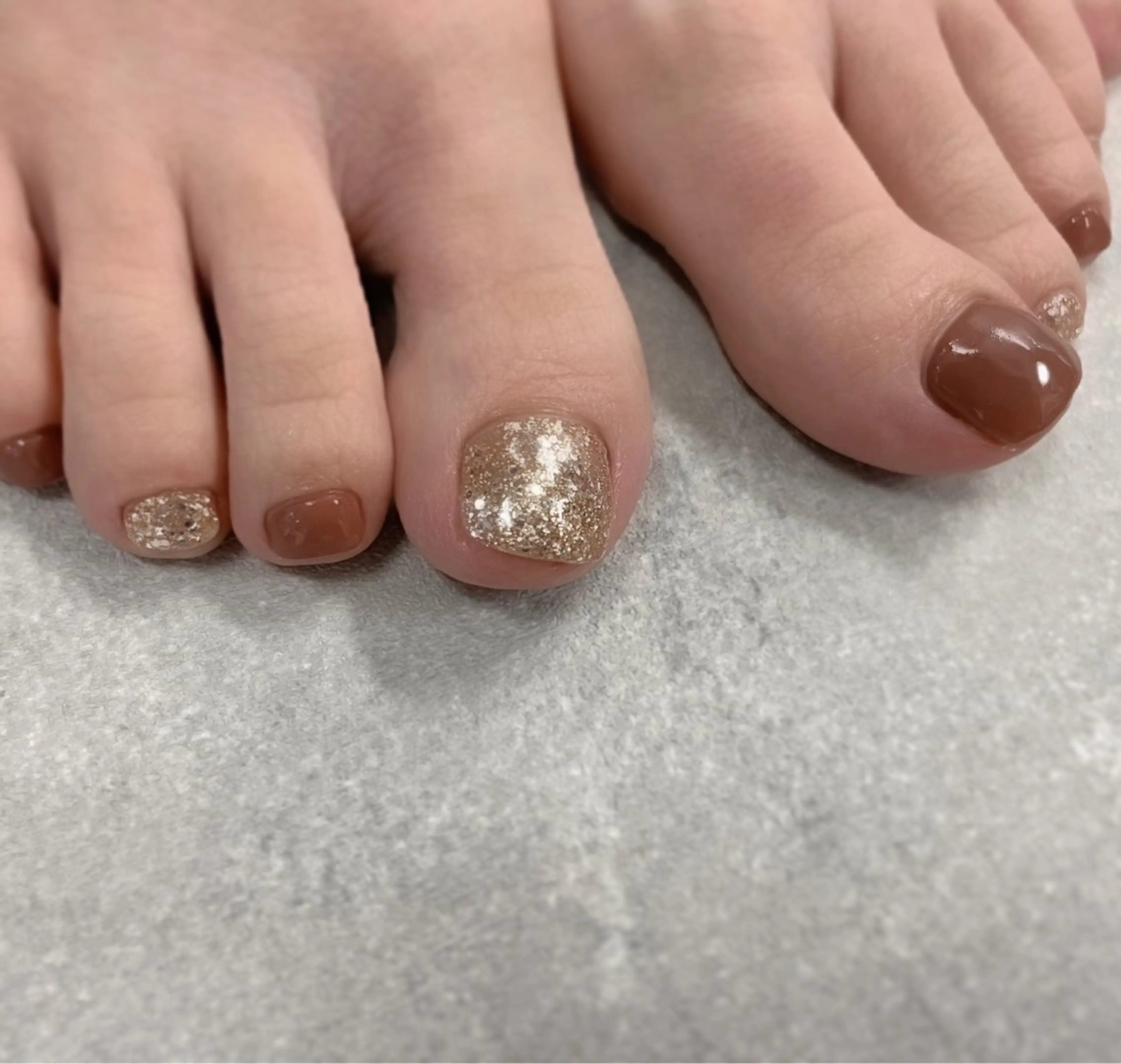 ネイル ブラウン フットネイル ラメ(グリッター) ワンカラーネイル foglia❁﻿. ⌇﻿imamuraのネイルデザイン