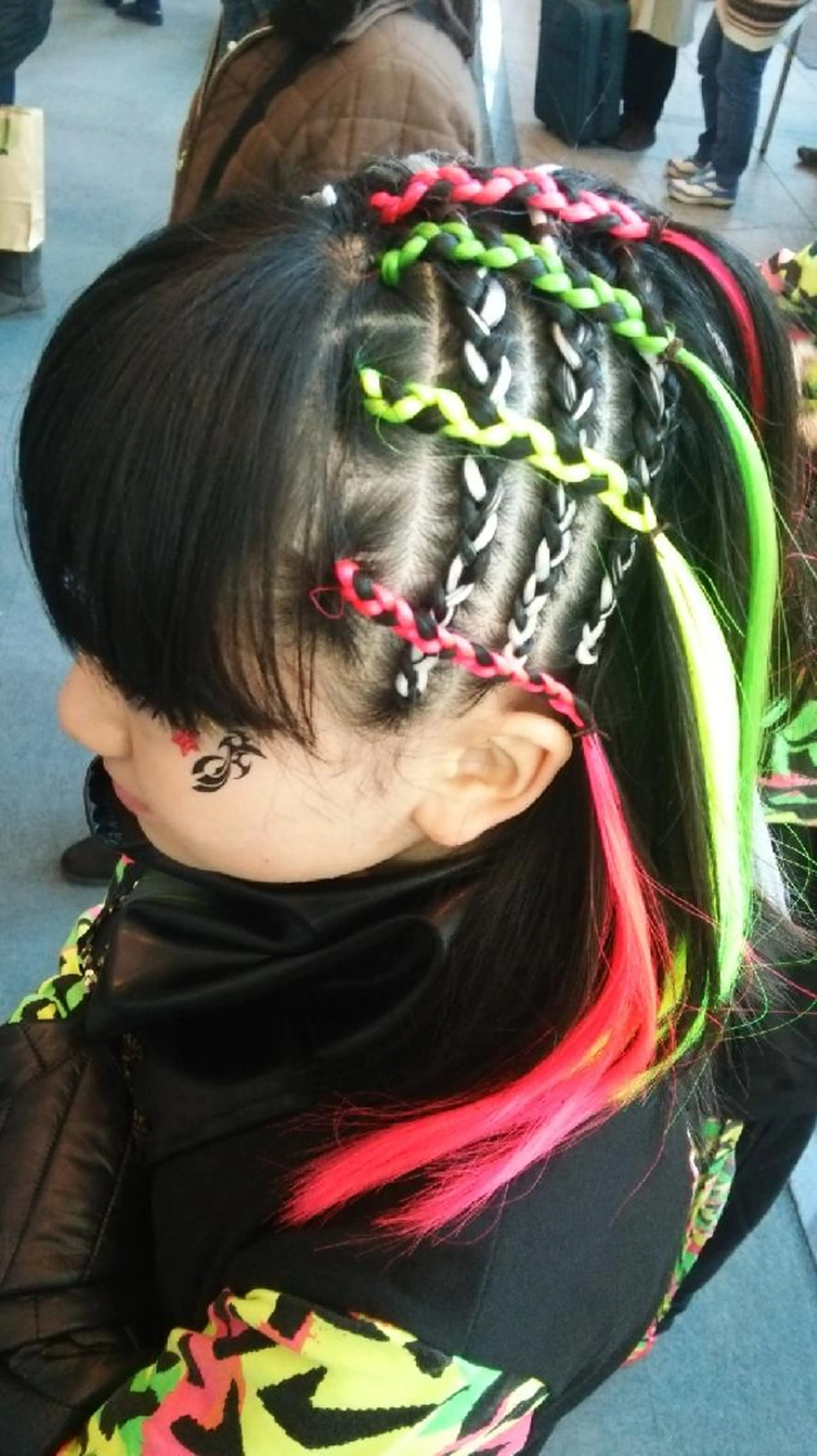 お子さまダンスヘアセット　コーンロウハーフ8本（値段本数によります）の写真