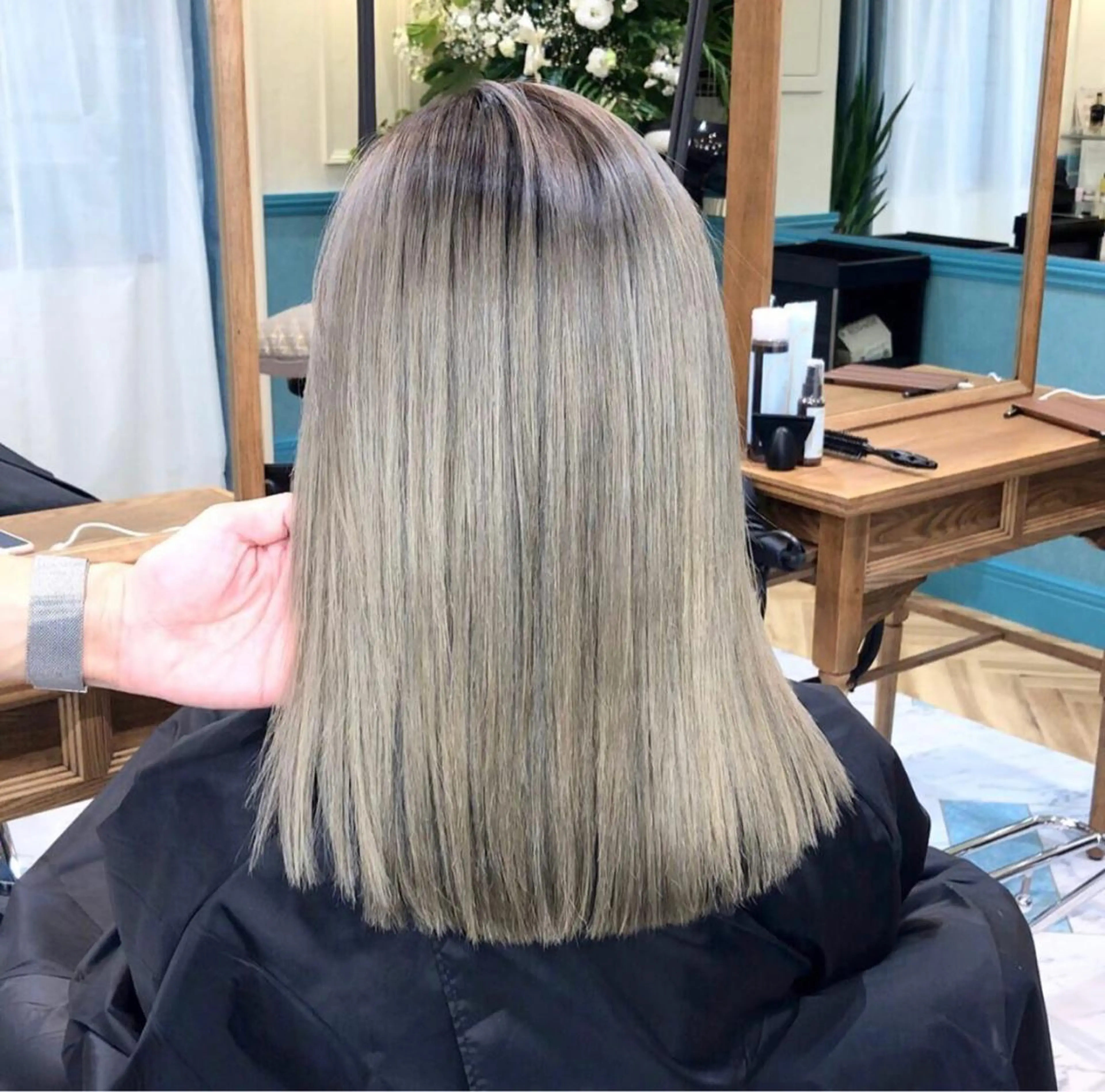 セミロング アッシュ ハイライト レイヤーカット salowin 原宿 aroa所属・韓国／ハッシュカット ／透明感カラー／金野のヘアスタイル