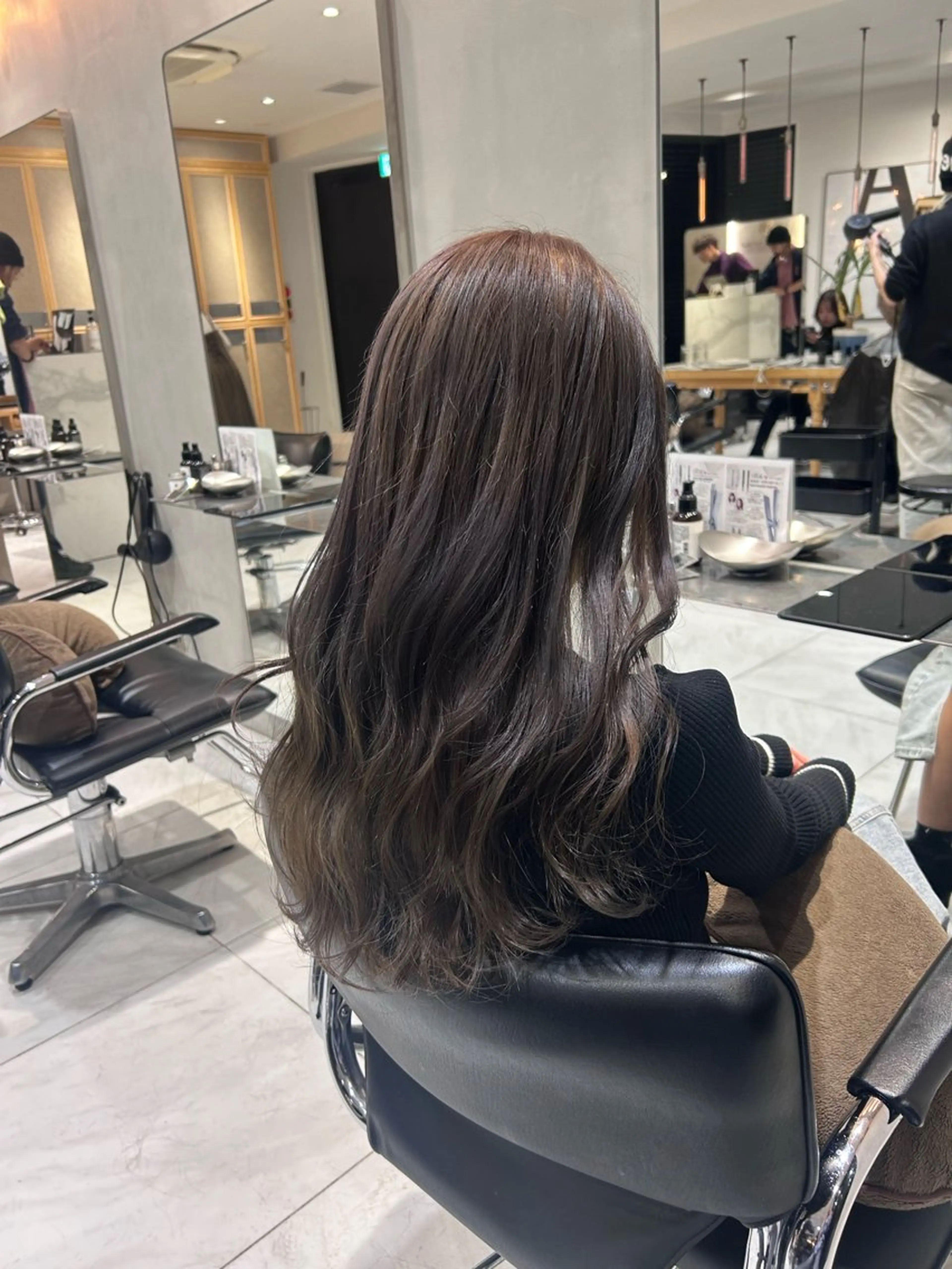 ロング カラー ベージュカラー ブリーチ ミルクティーベージュ レイヤー小顔ショート 吉田ジョウのヘアスタイル