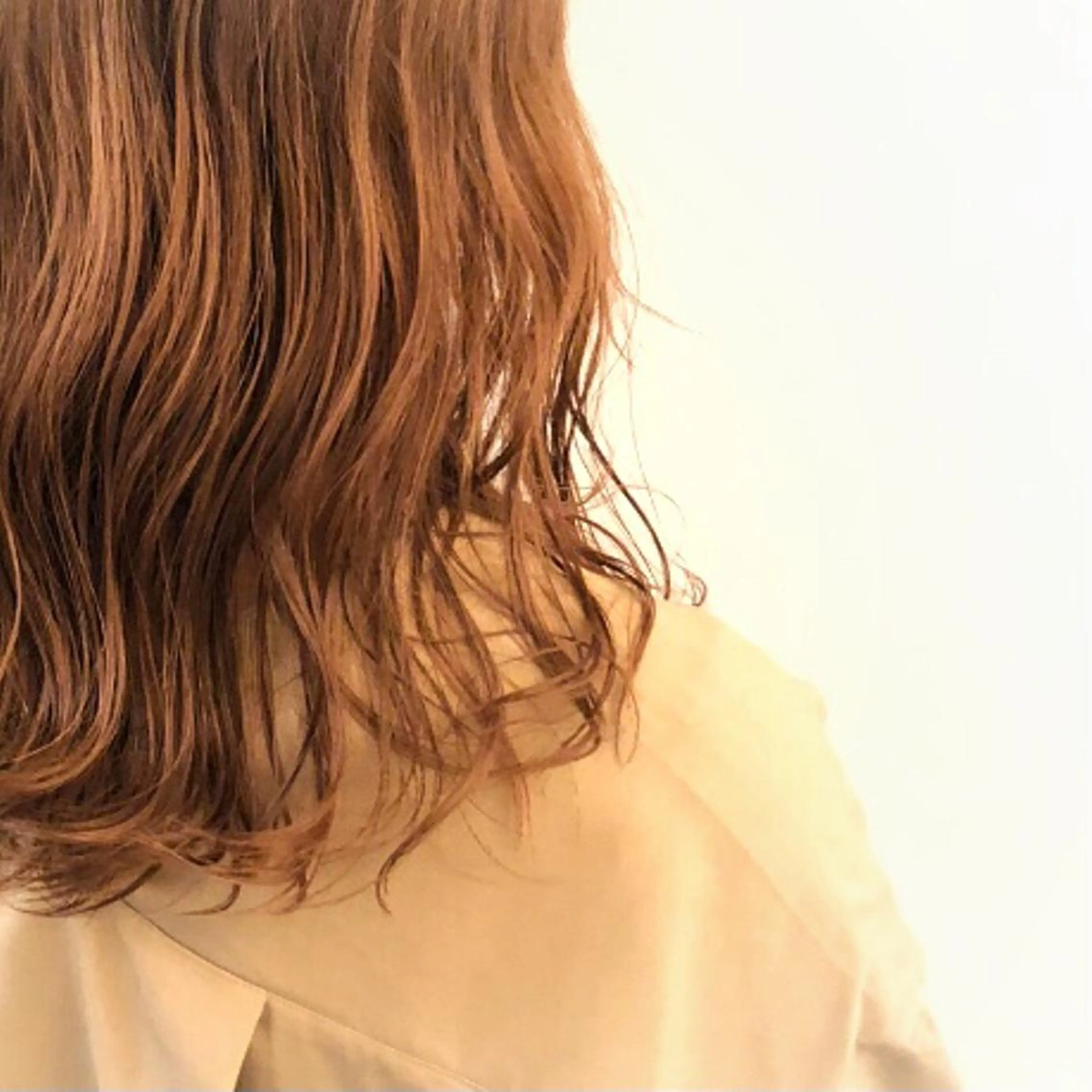 カラー 🟢ウルフ／スパイラ ルパーマ／大西🟢のヘアスタイル