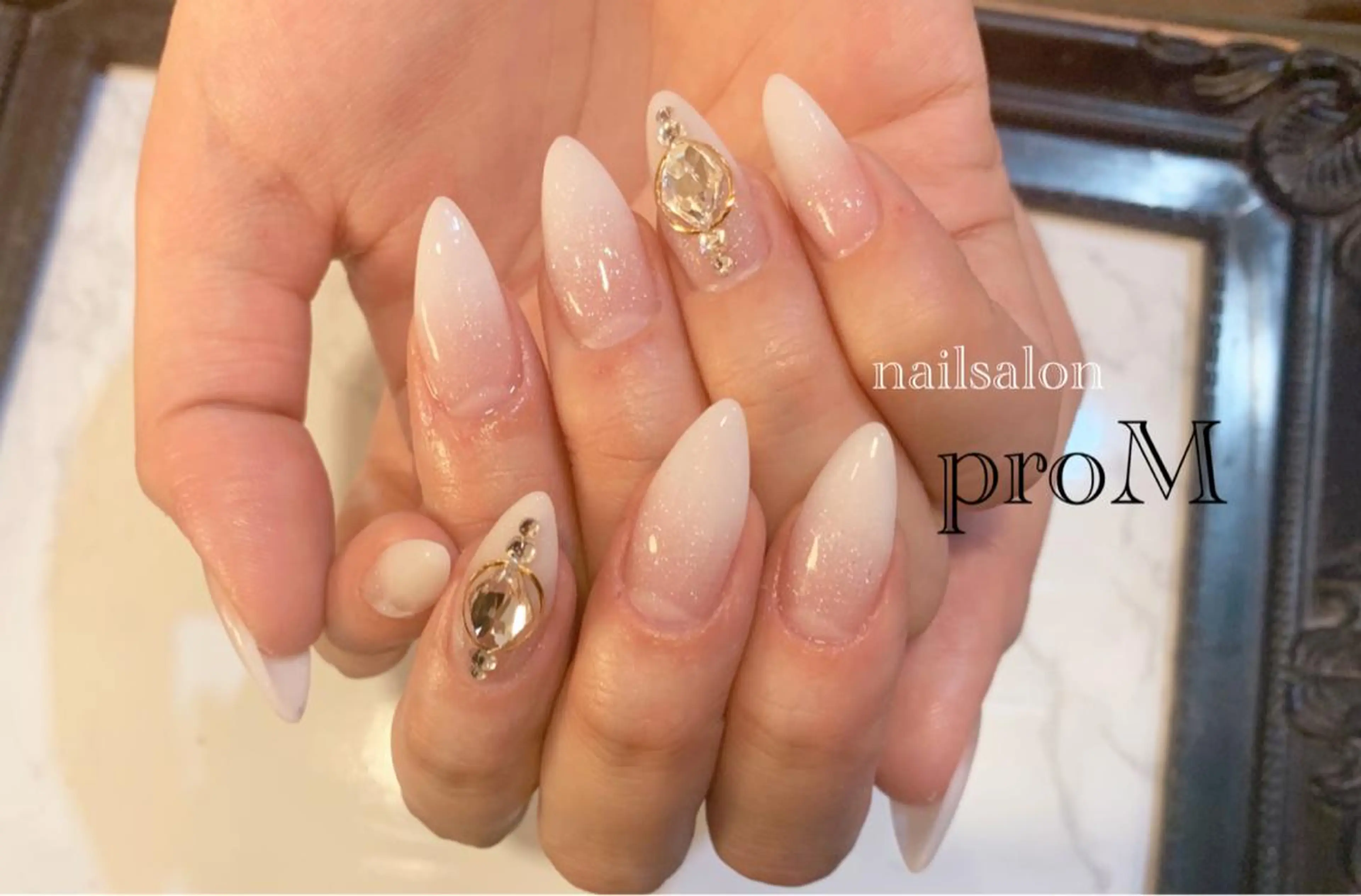 ネイル グラデーション ホワイト *･*MIMnail *･゜ﾟ･*:･*のネイルデザイン